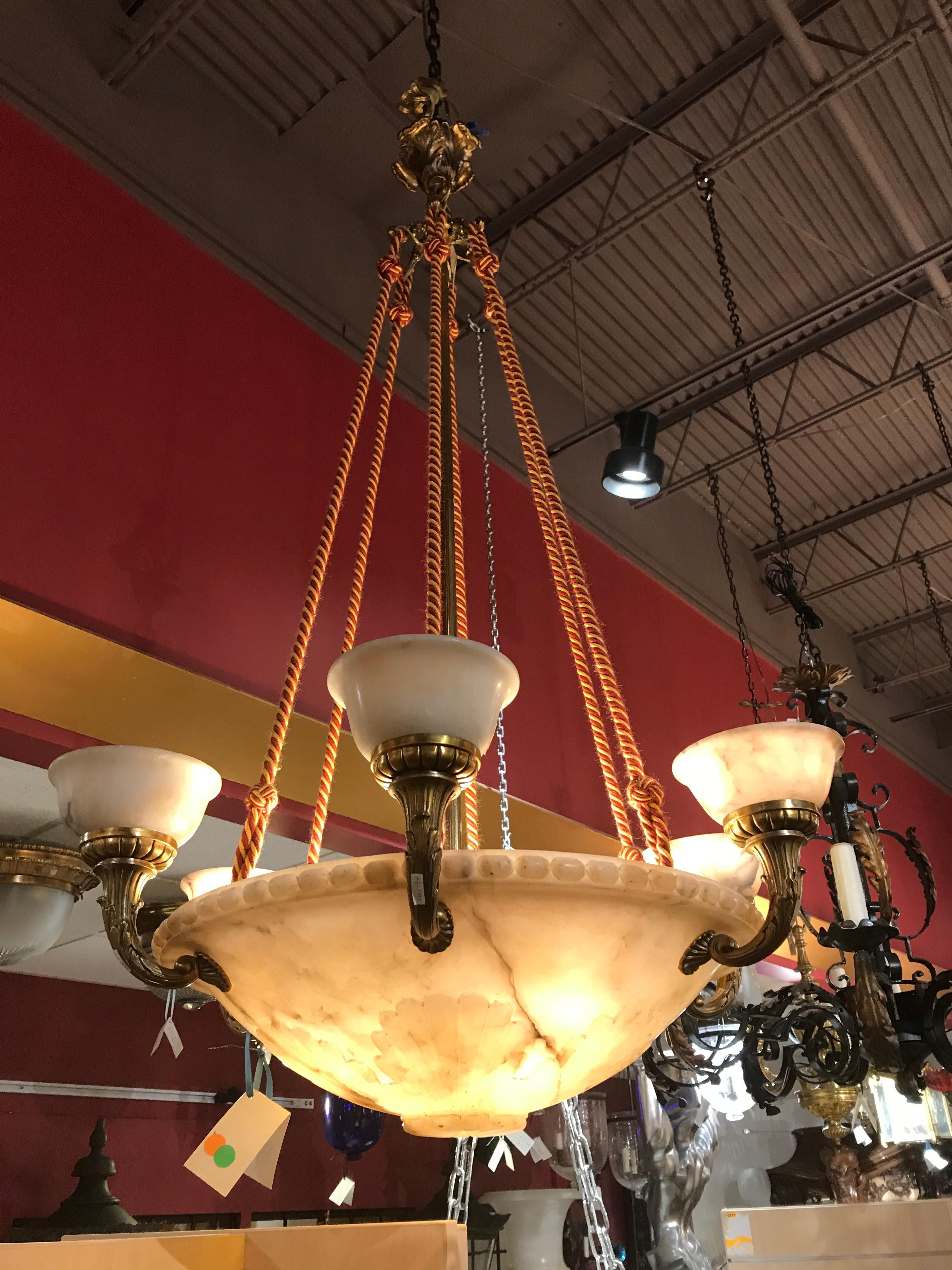 Francese Bellissimo lampadario in bronzo dorato e alabastro in vendita