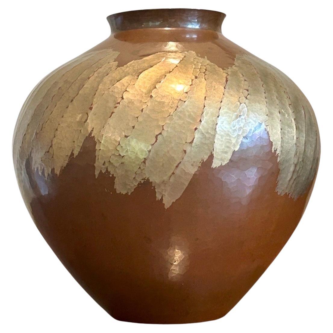 Eine schöne handgehämmerte japanische Vase aus Kupfer von Gyokusendo