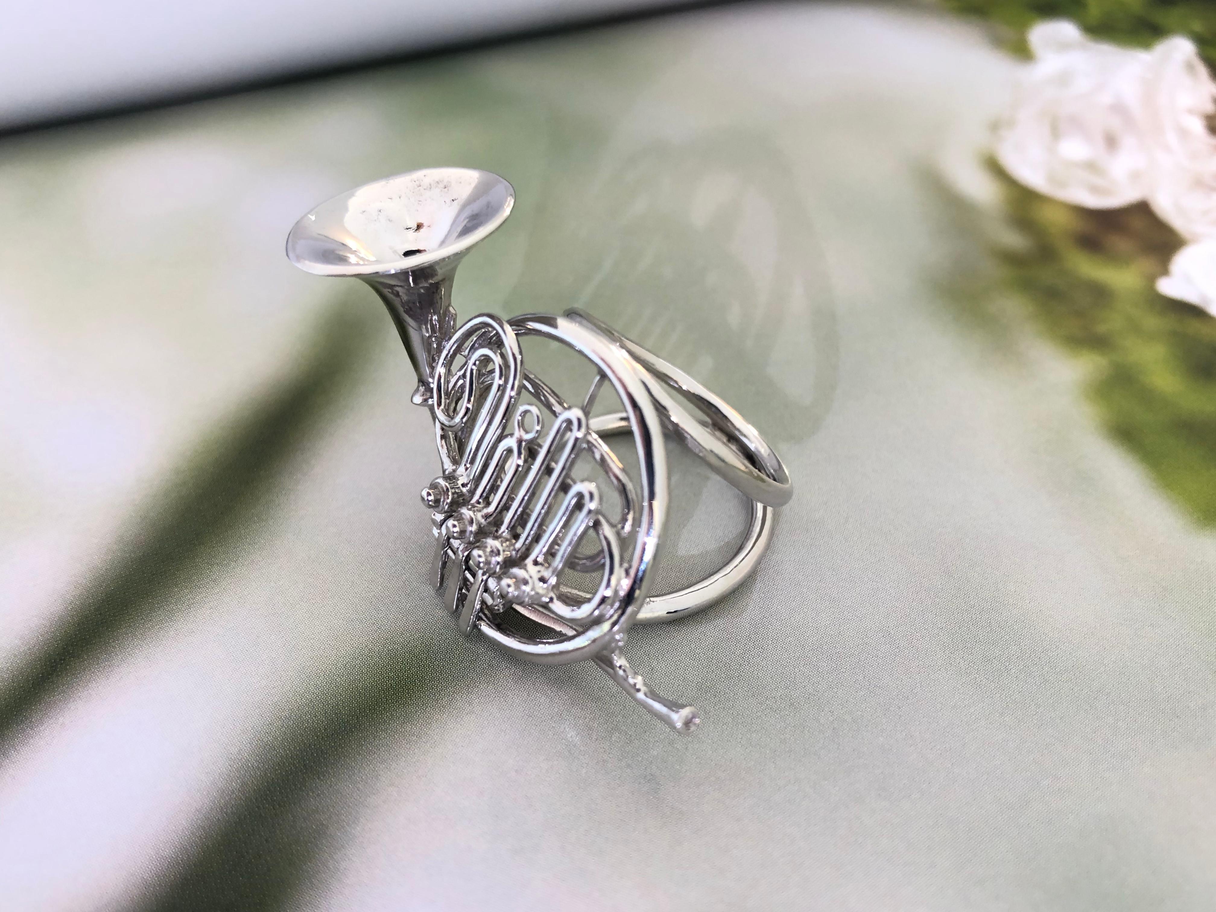 Dieser Silberring mit Waldhorn ist vom Lieblingsinstrument des Designers inspiriert. Er wird in sorgfältiger Handarbeit und unter Verwendung hochwertiger Schmuckherstellungstechniken gefertigt. In jedem Detail der exquisiten Handwerkskunst steckt