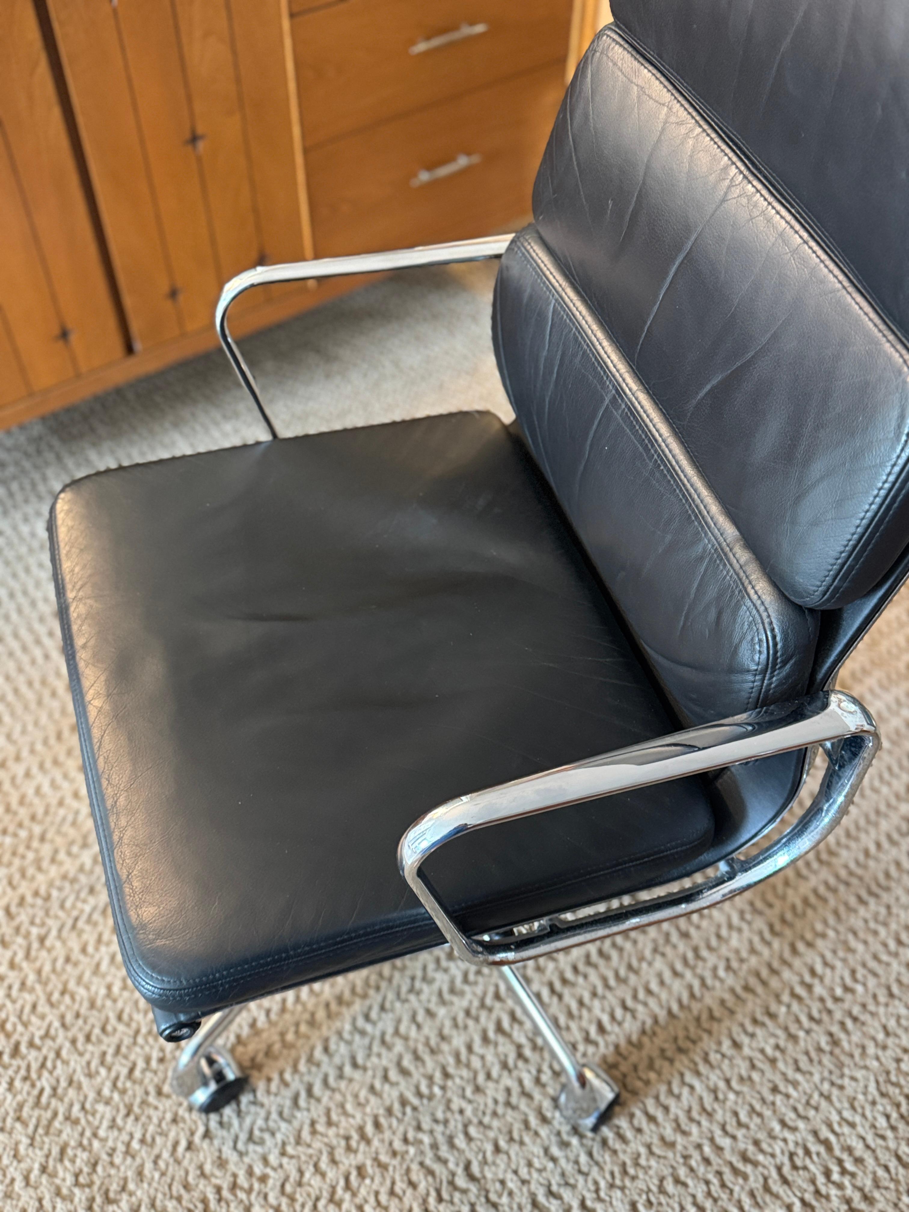 A beautiful high back softpad office chair by Charles Eames for Vitra 7