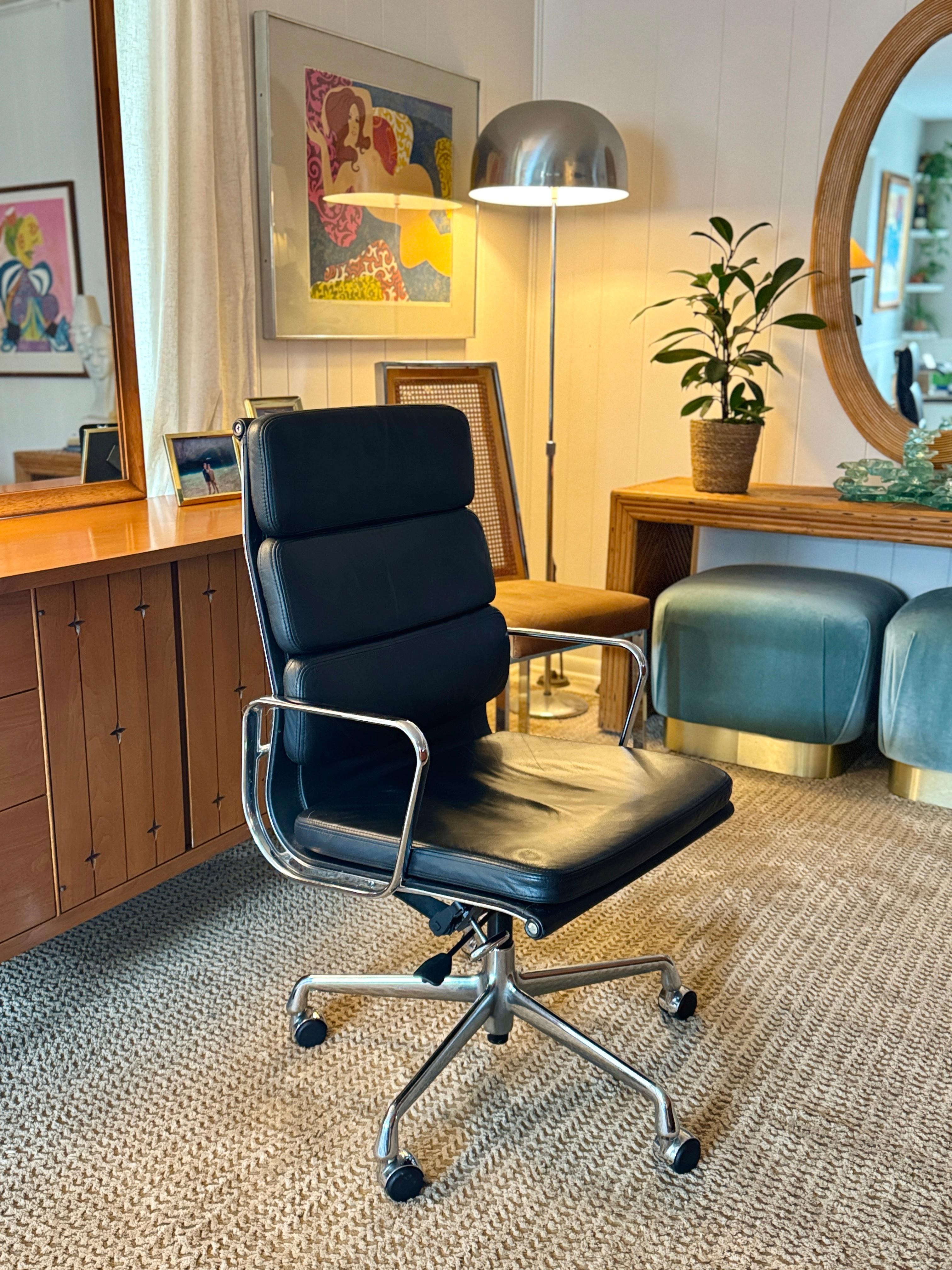 Unknown A beautiful high back softpad office chair by Charles Eames for Vitra