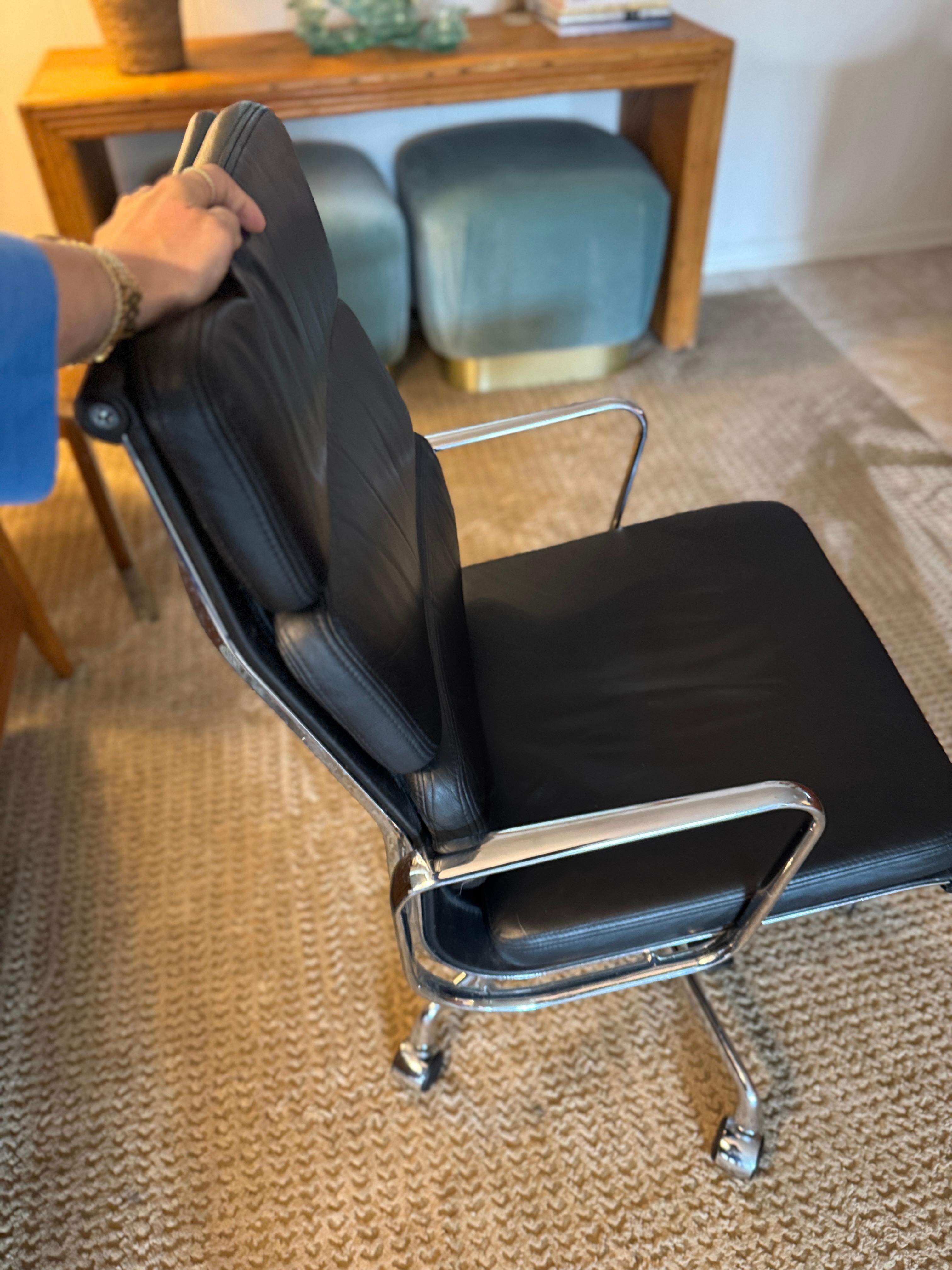 A beautiful high back softpad office chair by Charles Eames for Vitra In Good Condition In Houston, TX