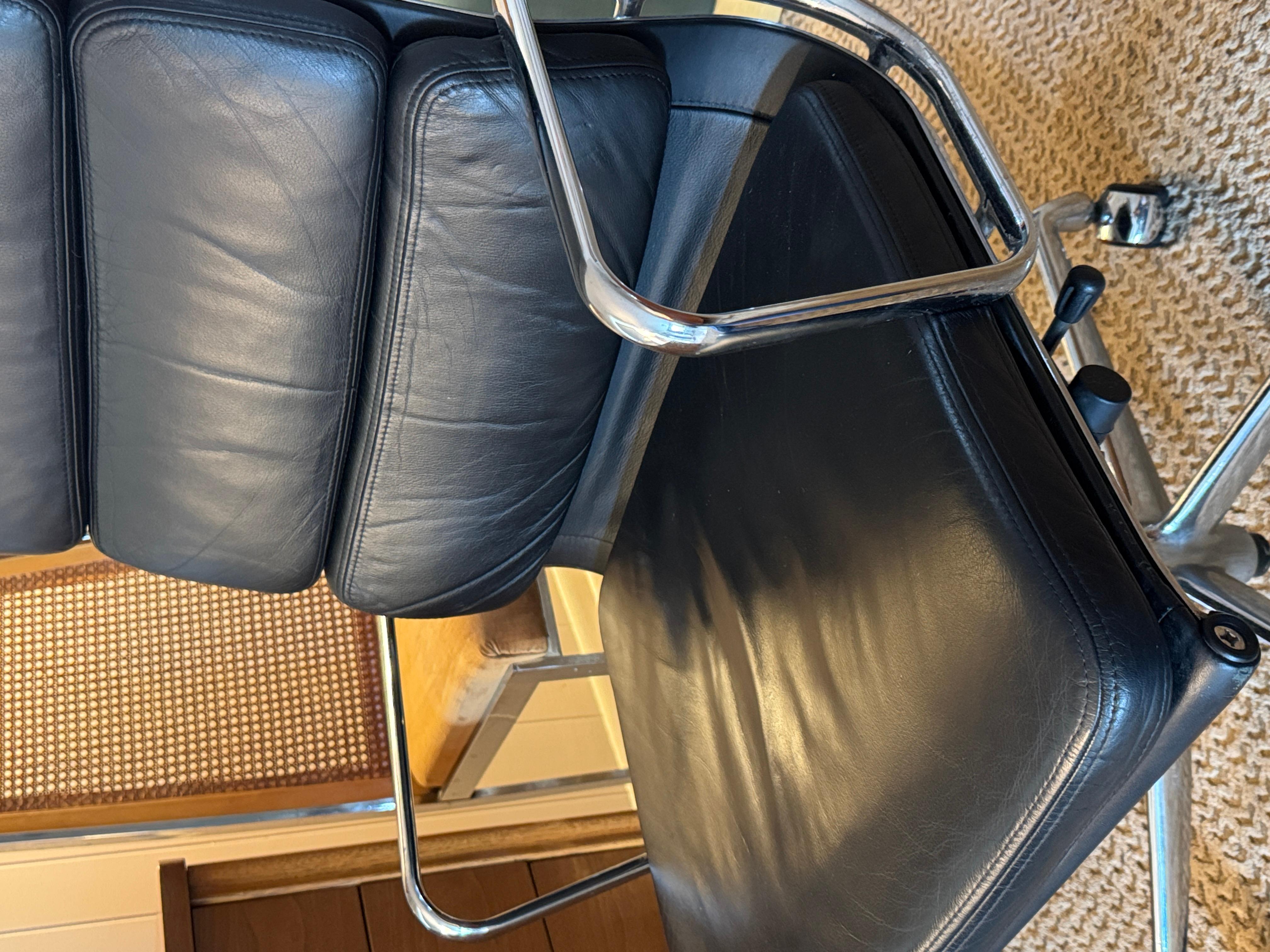 A beautiful high back softpad office chair by Charles Eames for Vitra 1