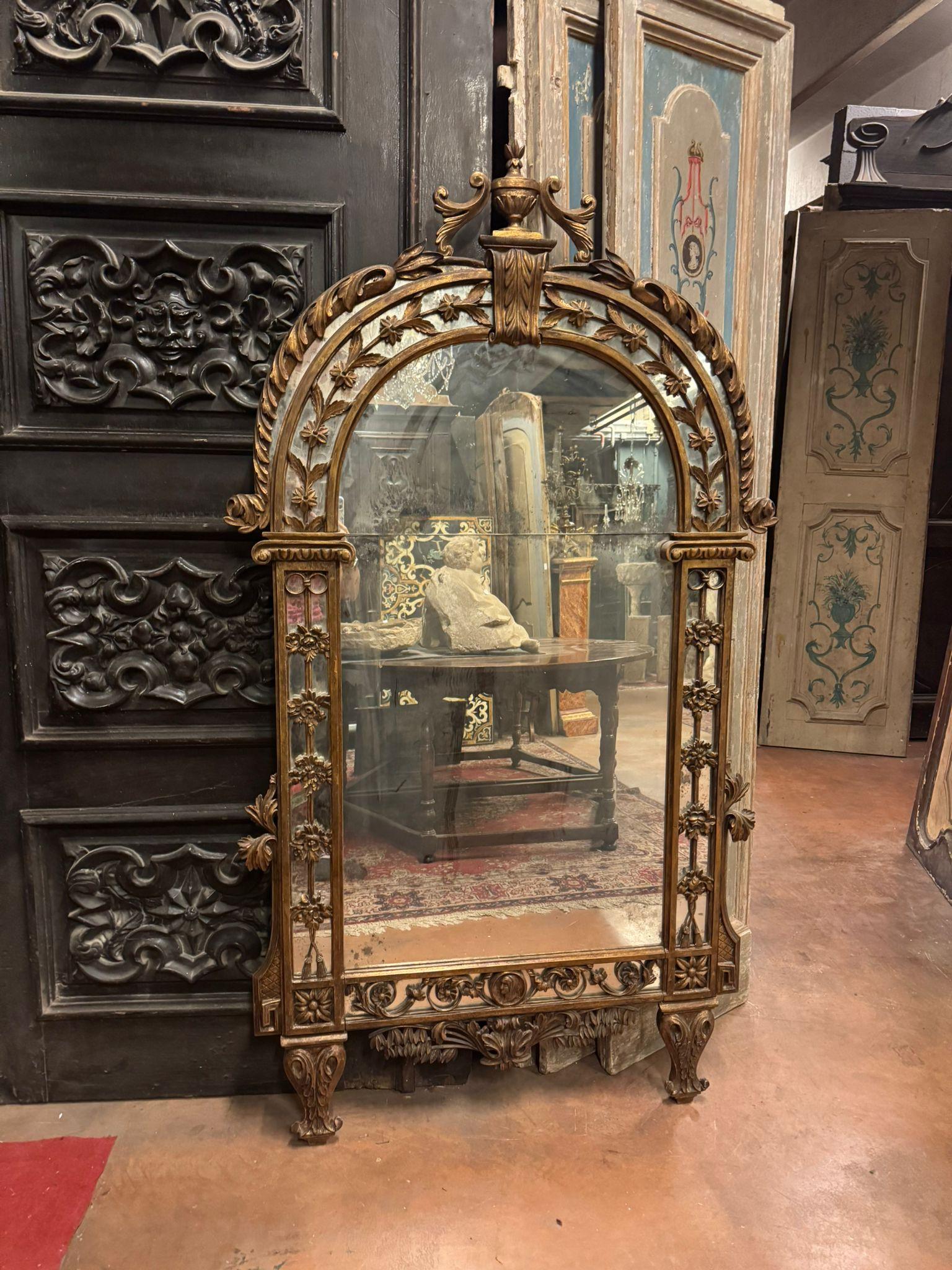A beautiful, highly valuable Neoclassical mirror gilded and carved, Italy In Good Condition For Sale In Cuneo, Italy (CN)
