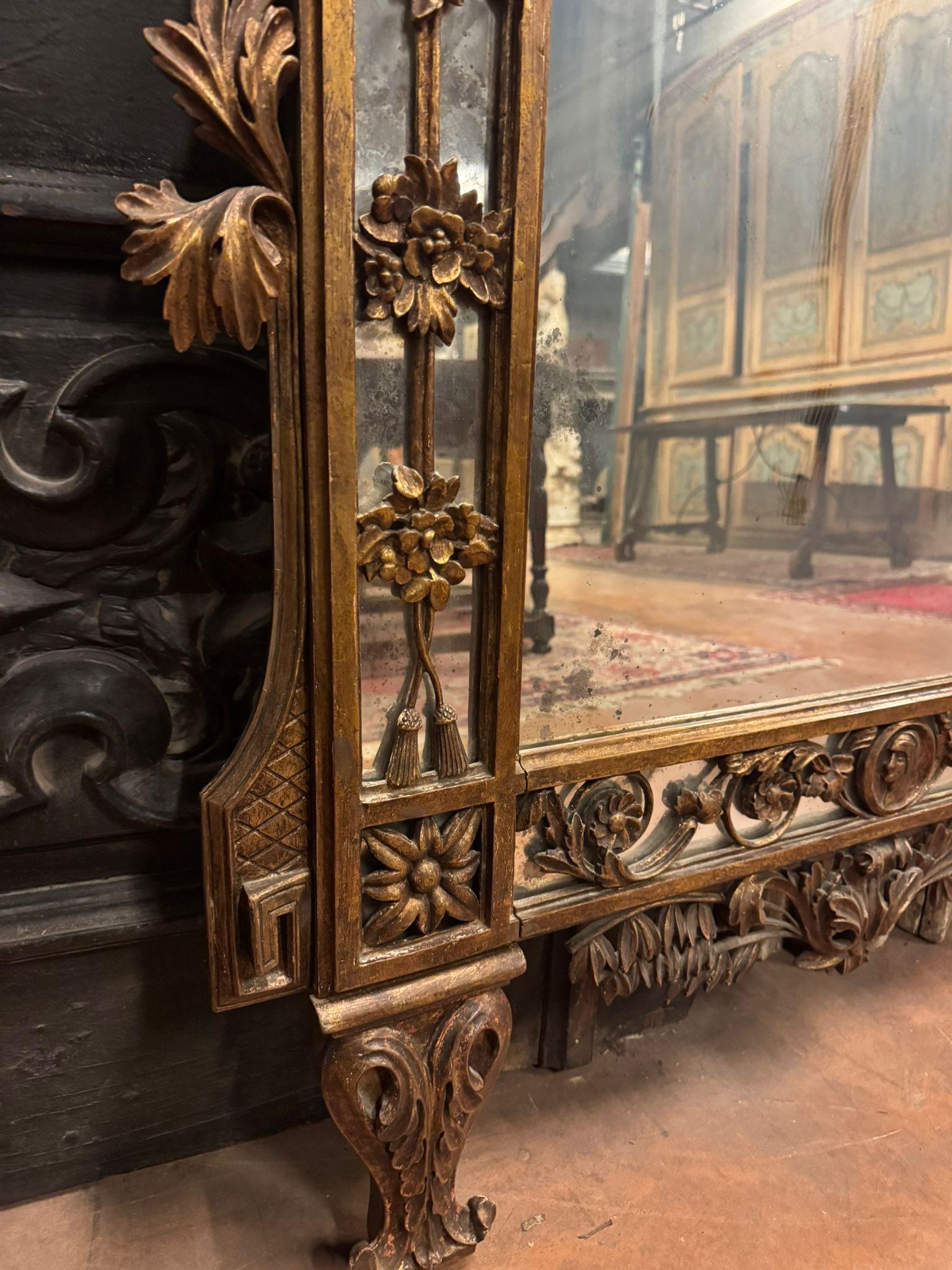 A beautiful, highly valuable Neoclassical mirror gilded and carved, Italy For Sale 2