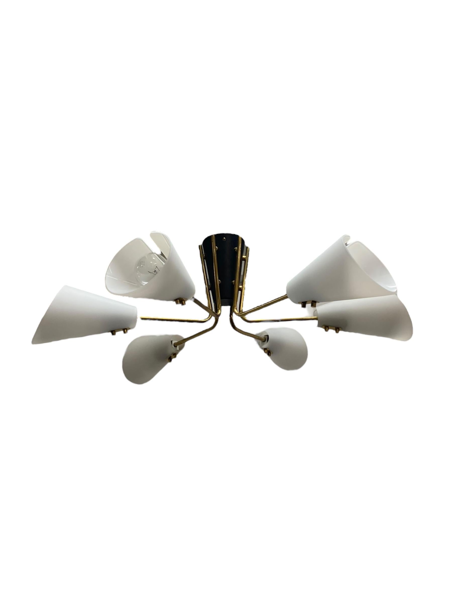 A brilliant lamp by Itsu from the 1950s. This type lamp suits well in any design interior. The black and white combo with the golden brass stems is simple, elegant, minimalistic and functional. A superior vintage look that suits perfectly in this