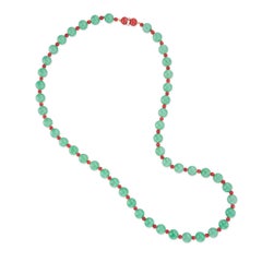 Un precioso collar de jadeíta, coral y diamantes