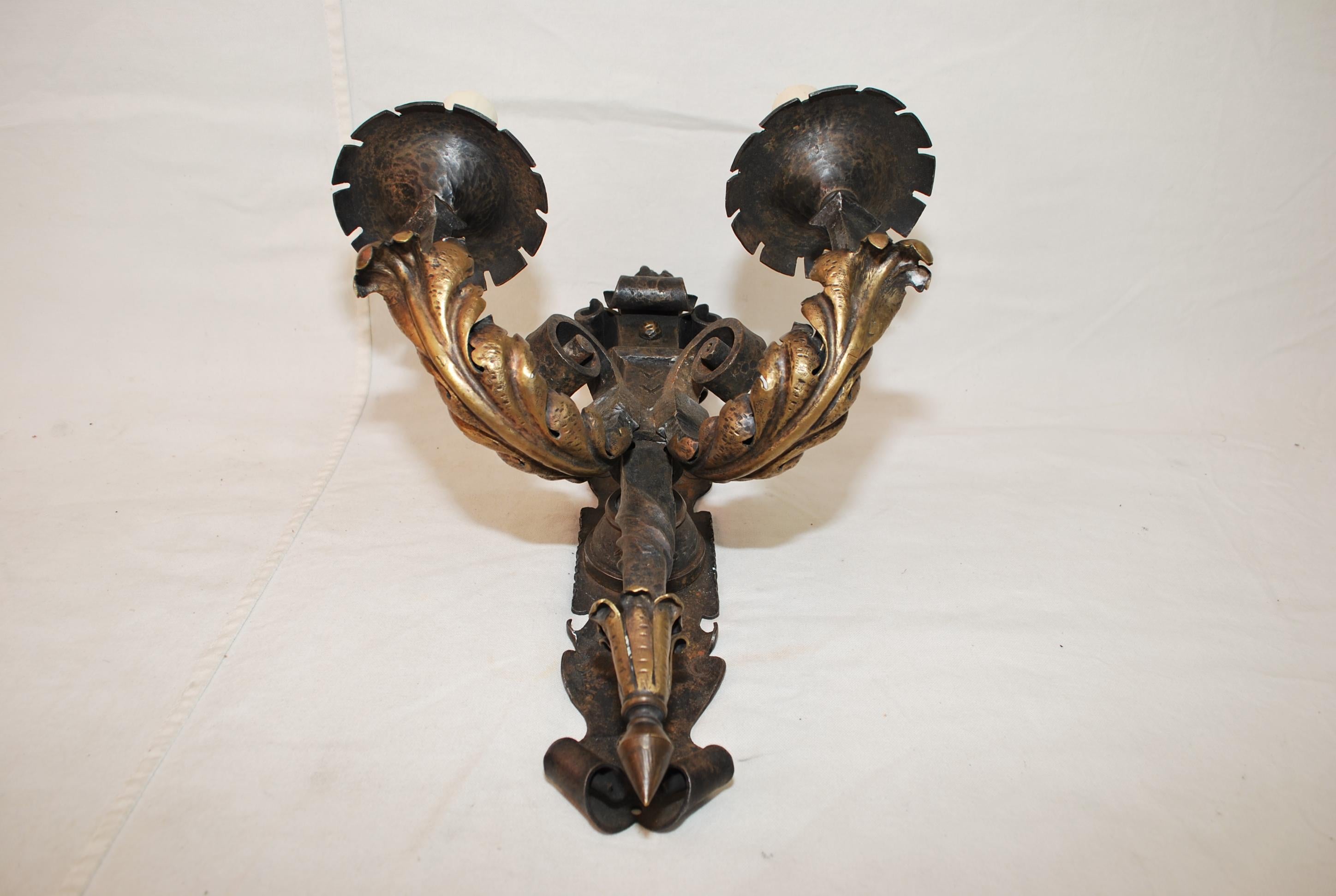 que hermoso par de apliques de hierro forjado hecho a mano, la patina es mucho mas bonita en persona, son bastante pesados, 12 libras cada uno