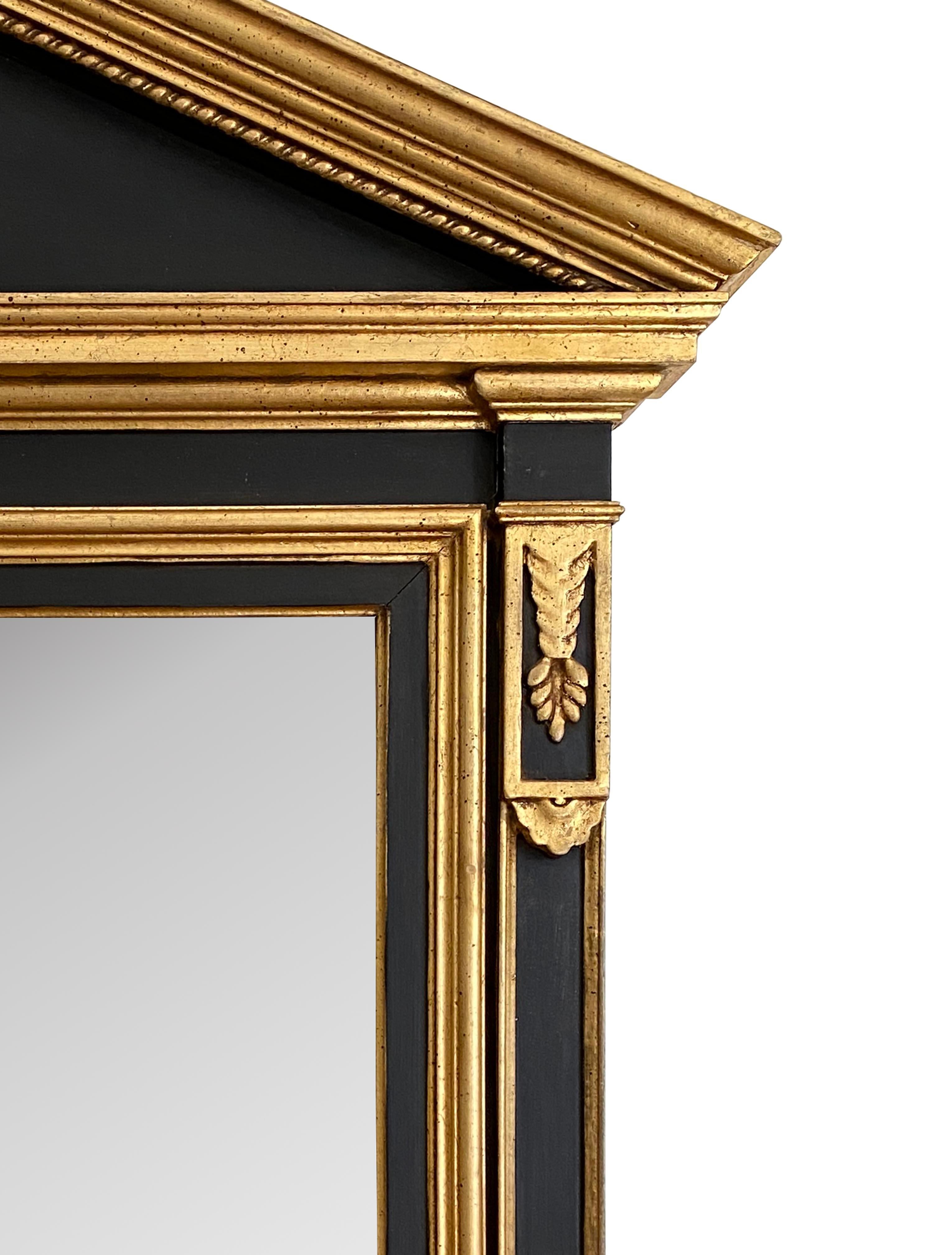 Ein schöner, großer neoklassischer italienischer Spiegel (Italienisch) im Angebot