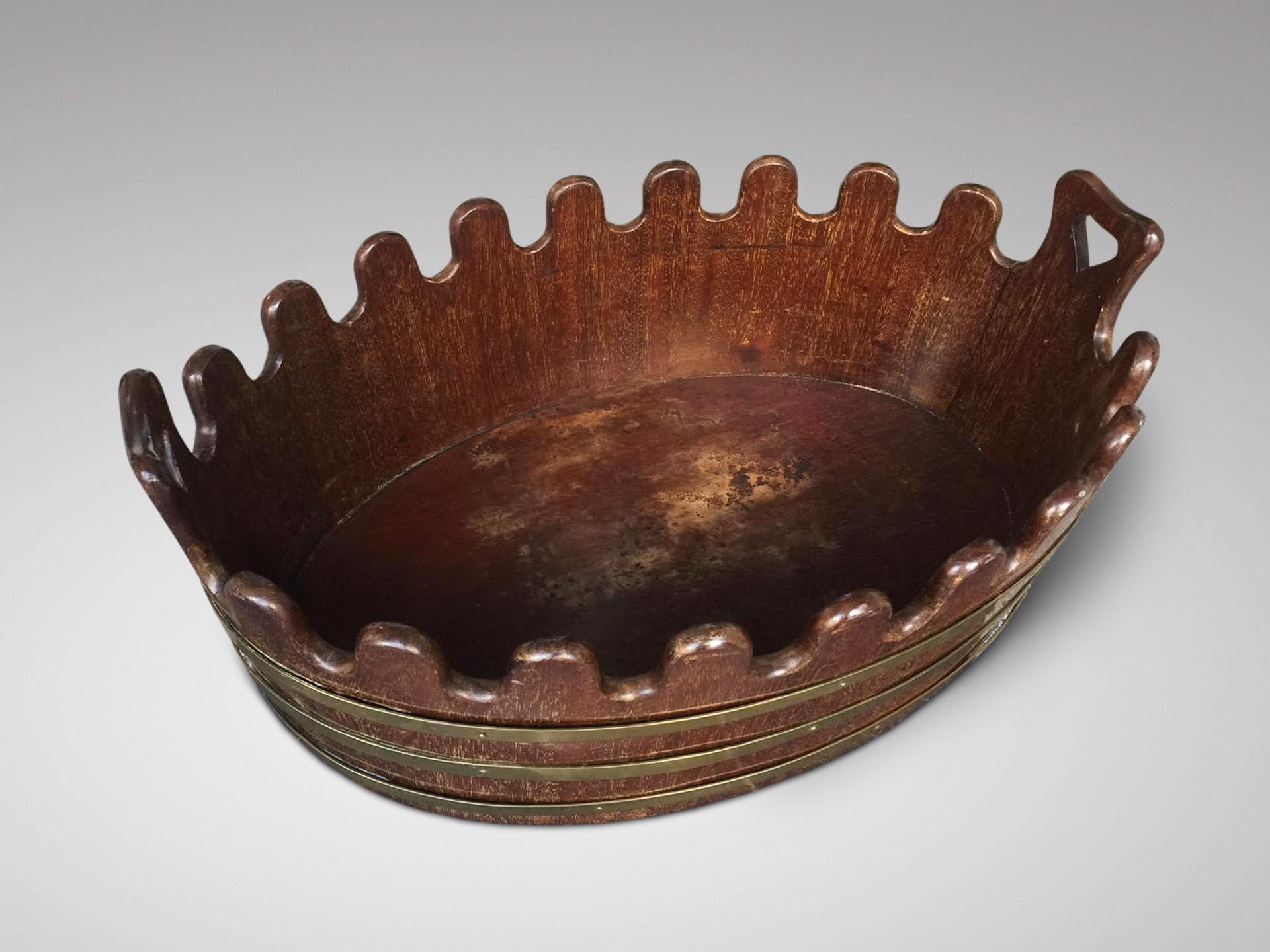 Eine schöne späten 19. Jahrhundert, viktorianischen Zeit, frühen Edwardianischen Zeit große ovale Form Mahagoni und Messing gebunden Monteith Weinglas Kühler mit herzförmigen Griffen. Kann auch als Pflanzgefäß, Jardinière oder Übertopf verwendet