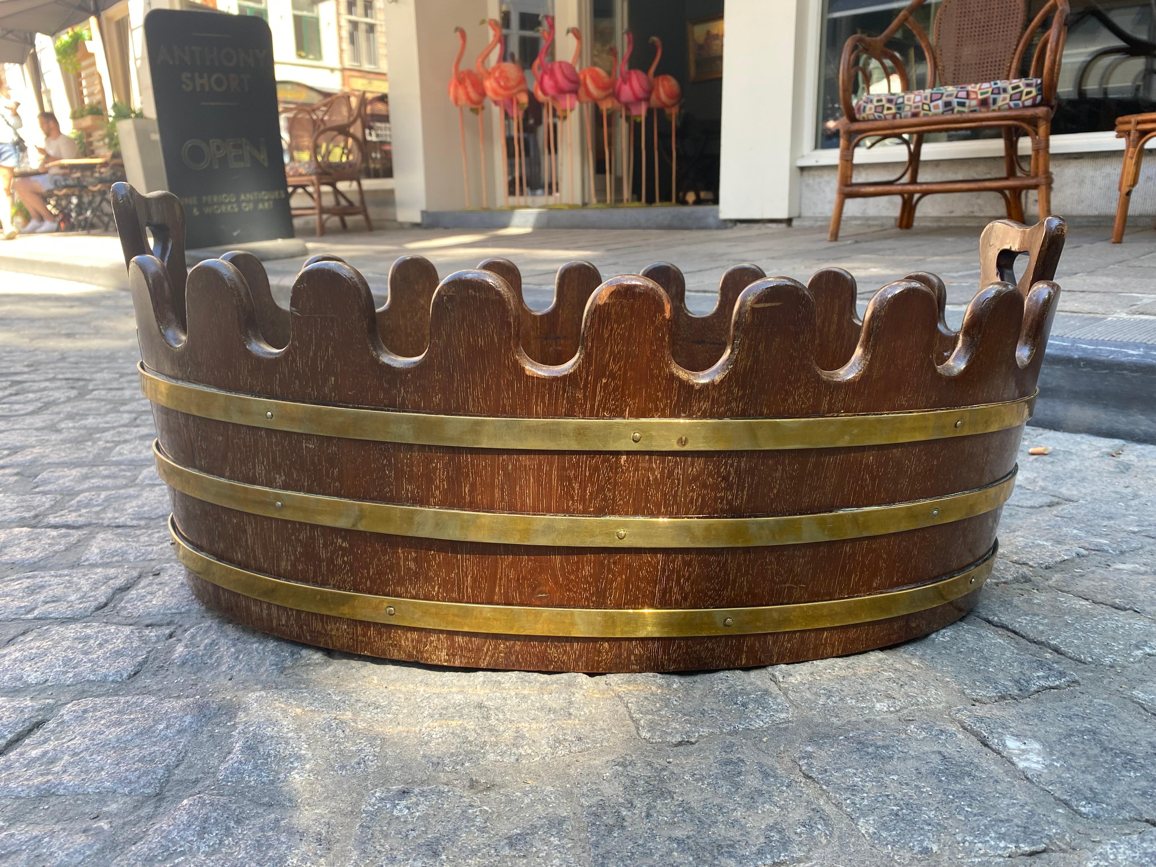 Hand-Crafted Beautiful Large Oval Mahogany and Brass Bound Monteith Wine Glass Cooler For Sale