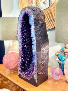 Eine schöne große, polierte Stern-Rosen-Quarzkugel aus Madagaskar