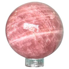 Une magnifique grande sphère étoilée en quartz rose poli de Madagascar