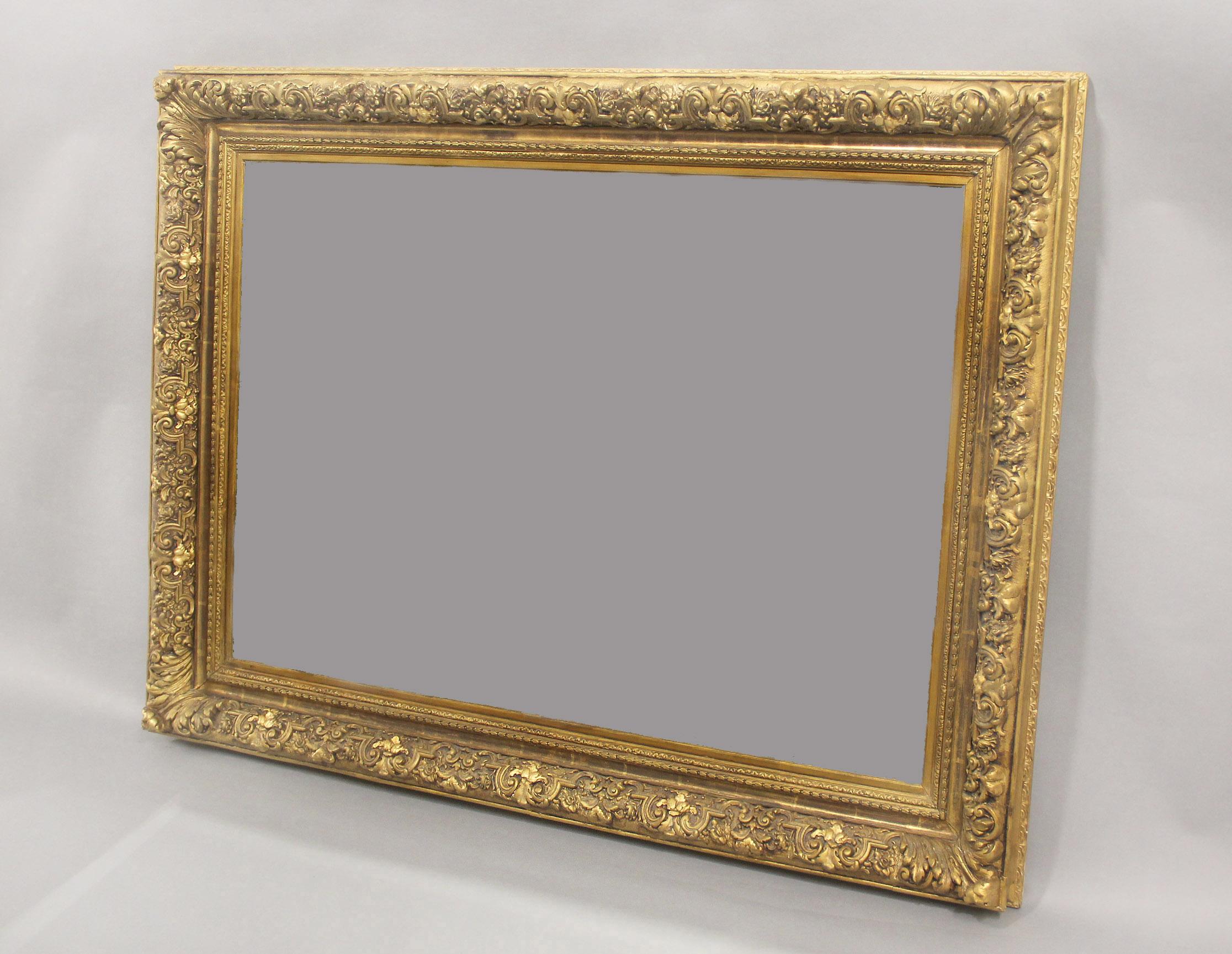 Bellissimo specchio in legno dorato e gesso intagliato della fine del XIX secolo

Di forma rettangolare, con fantastici disegni floreali e di fogliame intagliati a mano.

Dettagli:
Altezza - 43 pollici / 109 cm
Larghezza - 57 pollici / 145 cm