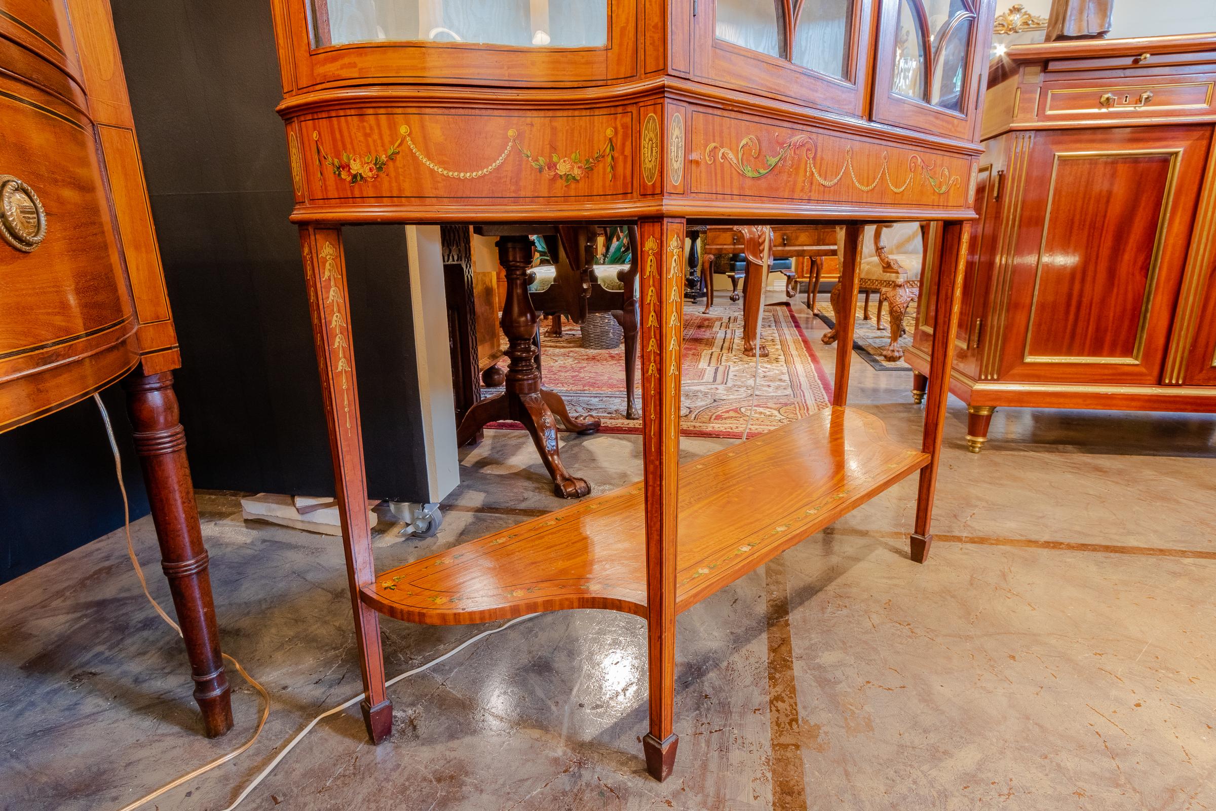 Beautiful Late 19th Century Edwardian Satinwood Painted Vitrine In Good Condition In Dallas, TX