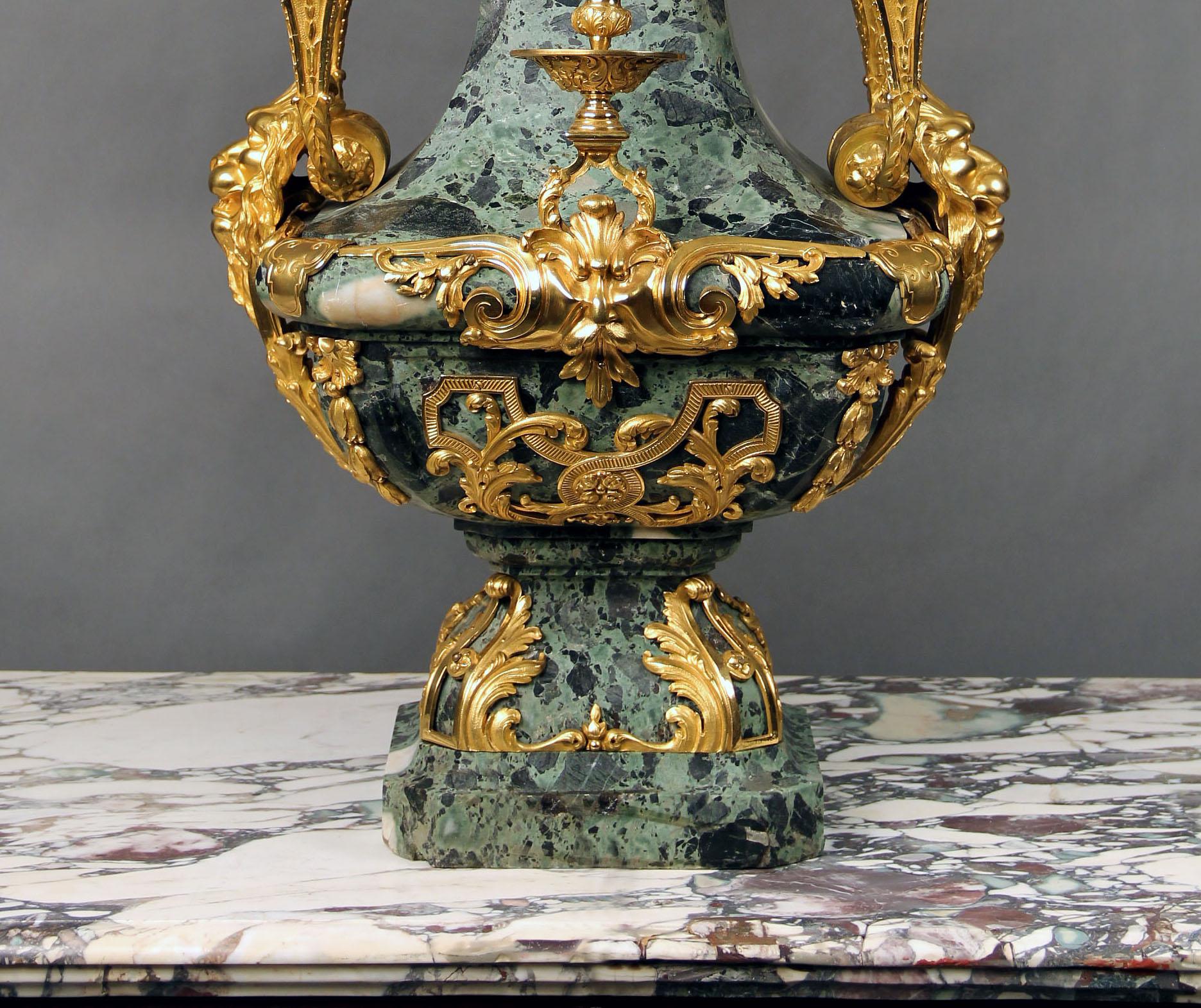 Girondale de Mármol Siete Luces Montado en Bronce Dorado en venta 1