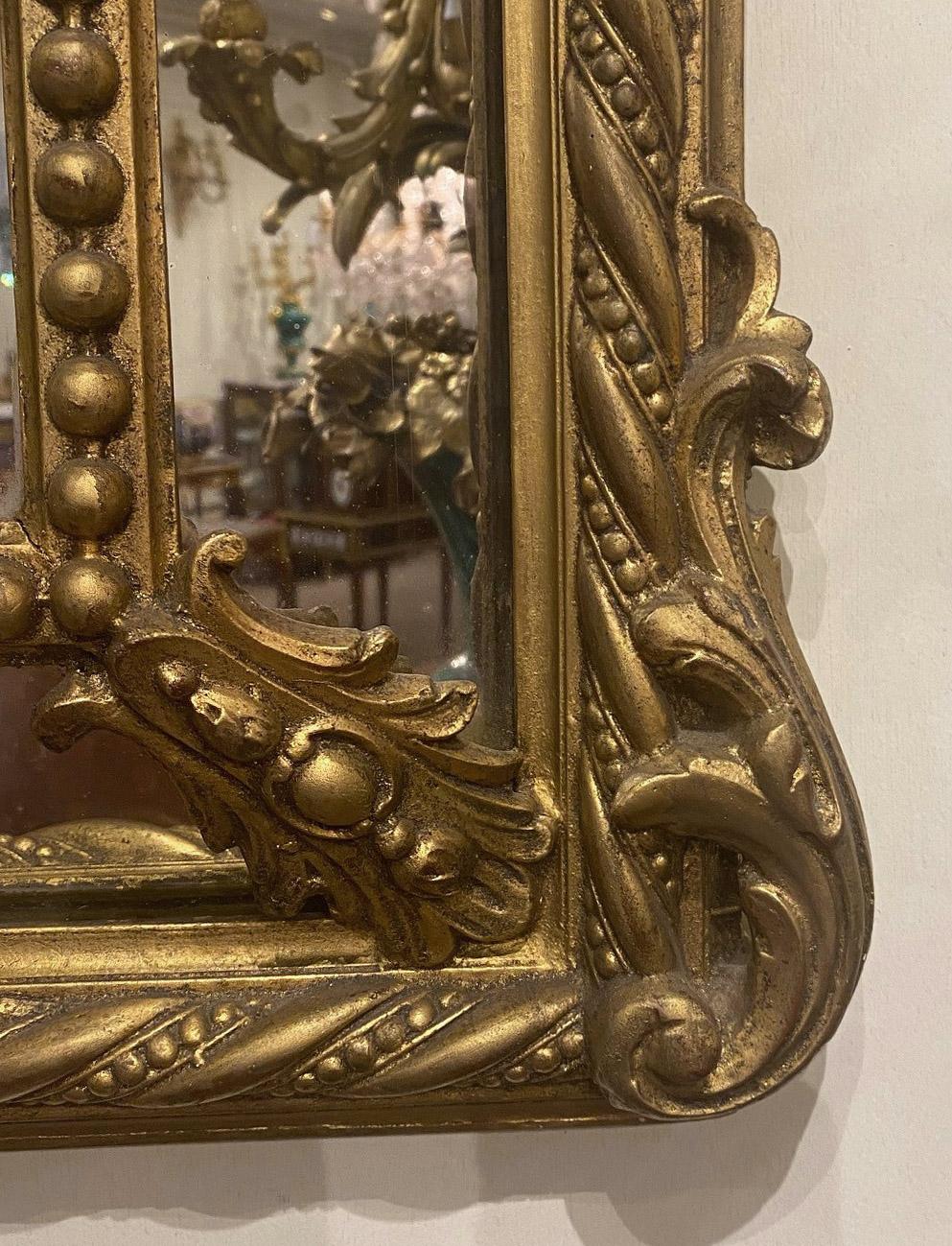 Schöner handgeschnitzter Spiegel aus vergoldetem Holz aus dem späten 19. Jahrhundert (Vergoldet) im Angebot