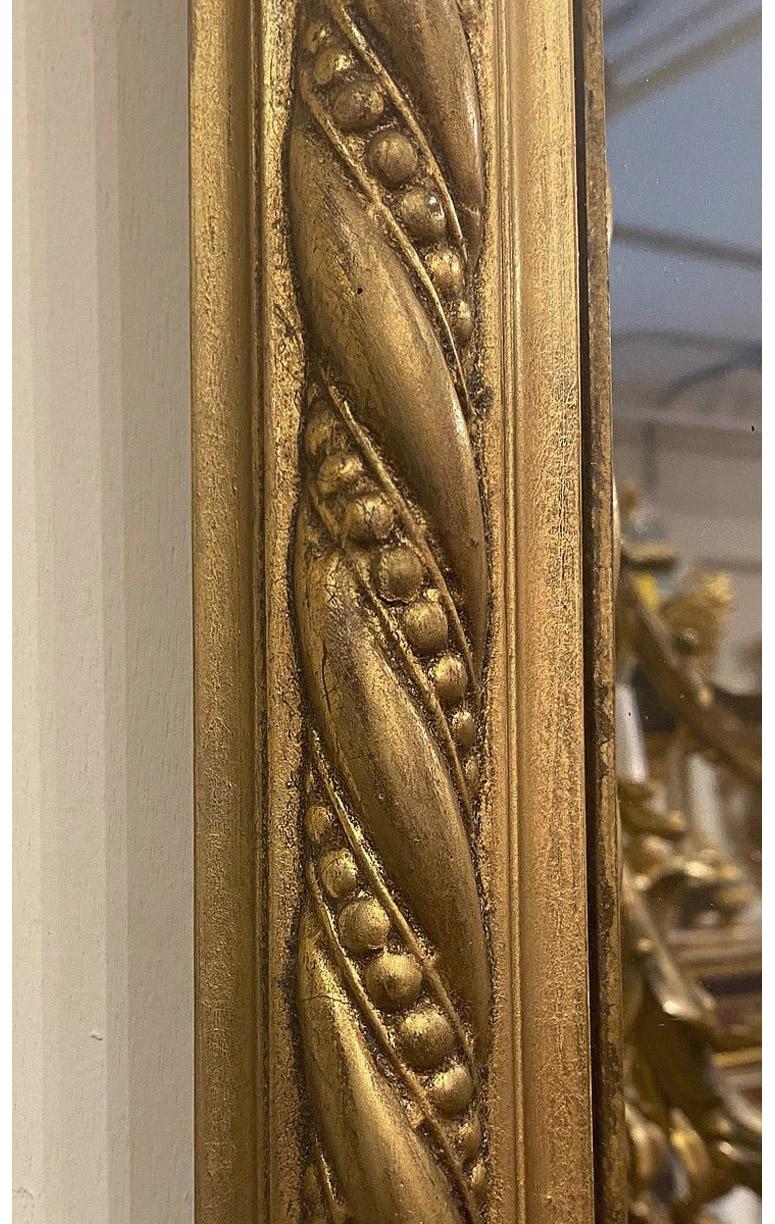 Schöner handgeschnitzter Spiegel aus vergoldetem Holz aus dem späten 19. Jahrhundert im Zustand „Gut“ im Angebot in New York, NY