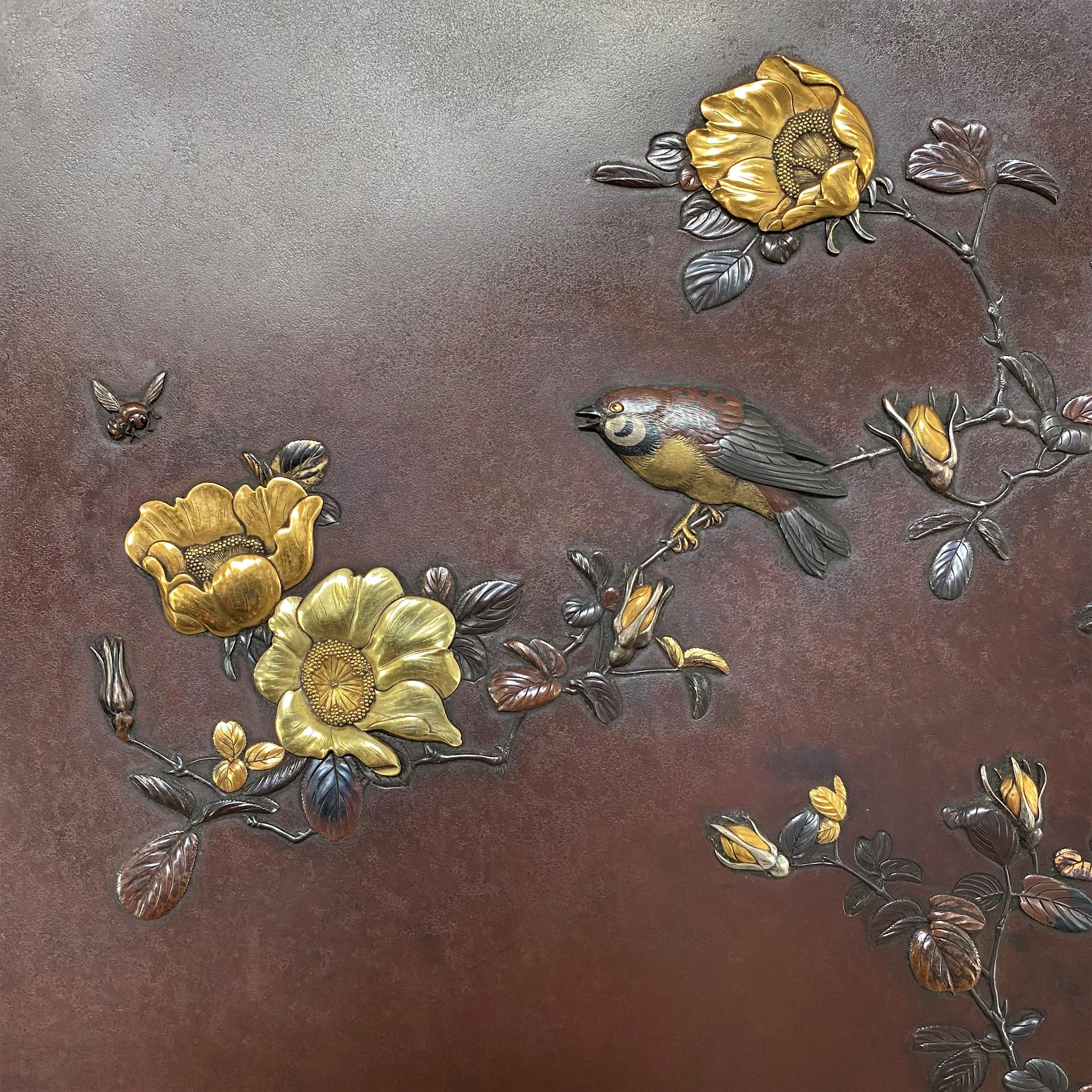 Eine schöne, große (49 cm Durchmesser) Bronzeschale aus dem späten 19. Jahrhundert in Japan mit eingelegtem und aufgesetztem Edelmetalldekor.

Der Hauptteil der Schale mit reicher roter Patinierung und bündig eingelegtem Zierrand mit geometrischen
