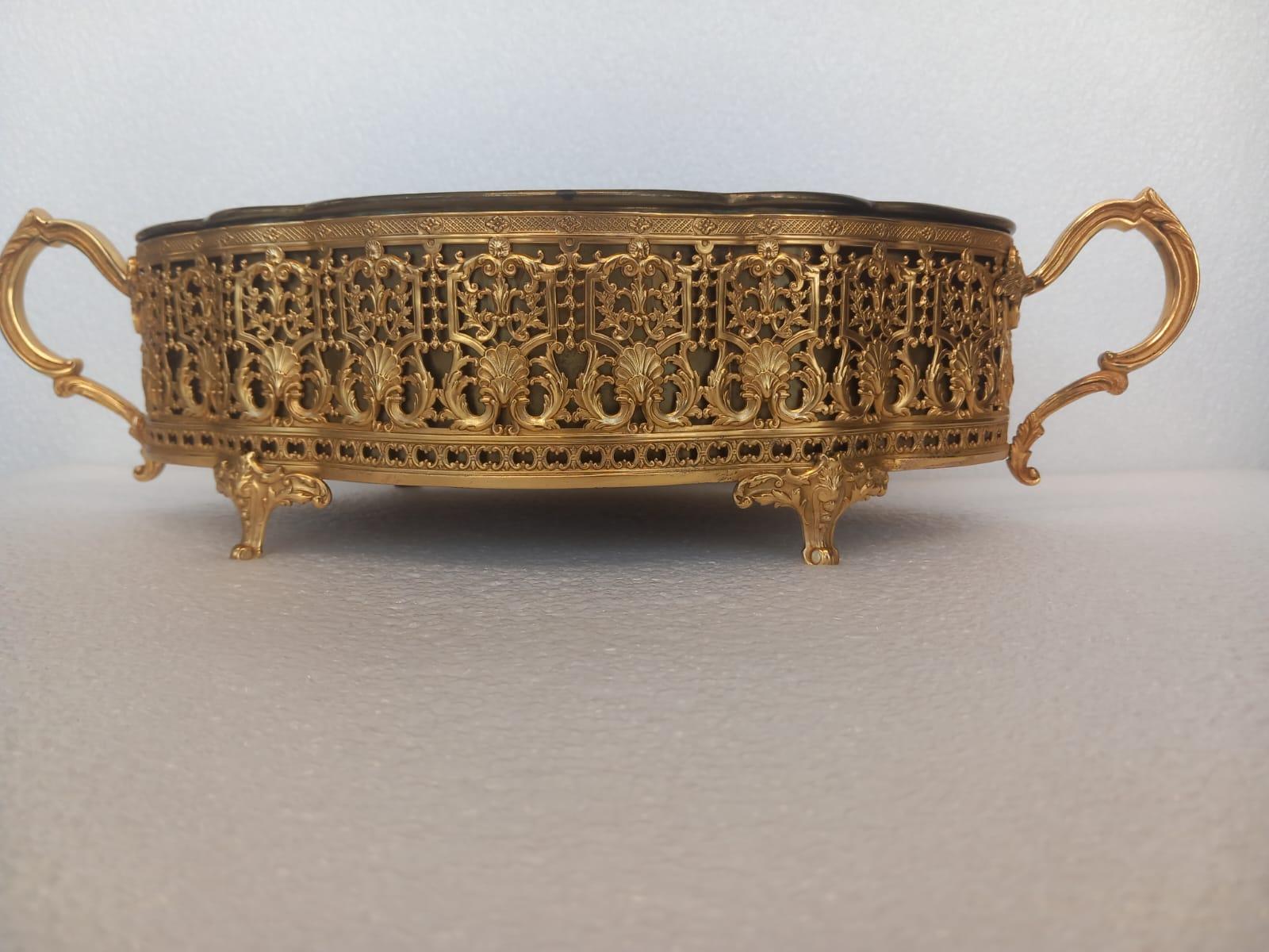 Bellissima jardinière o centrotavola in ormolu francese della fine del XIX secolo, foderata, con eleganti disegni in stile rococò di conchiglie e festoni che ricoprono l'intero corpo. 

La jardinière poggia su 4 piedi a voluta e ha due maniglie