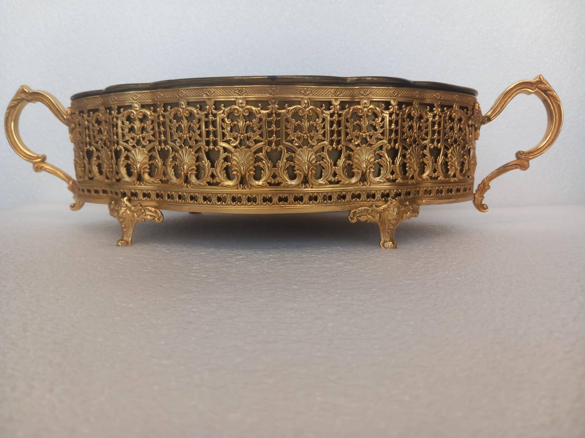 Dorato Bellissima jardinière francese di fine Ottocento in ormolu in vendita