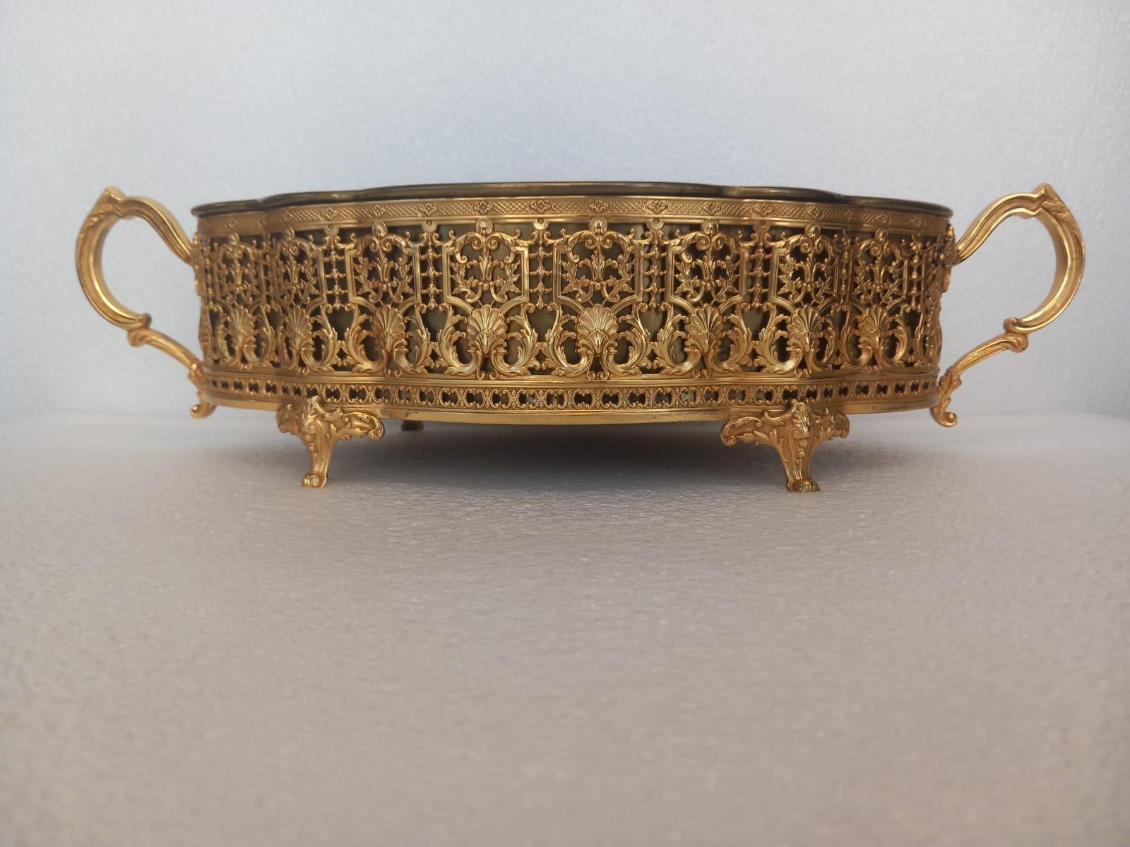 XIX secolo Bellissima jardinière francese di fine Ottocento in ormolu in vendita