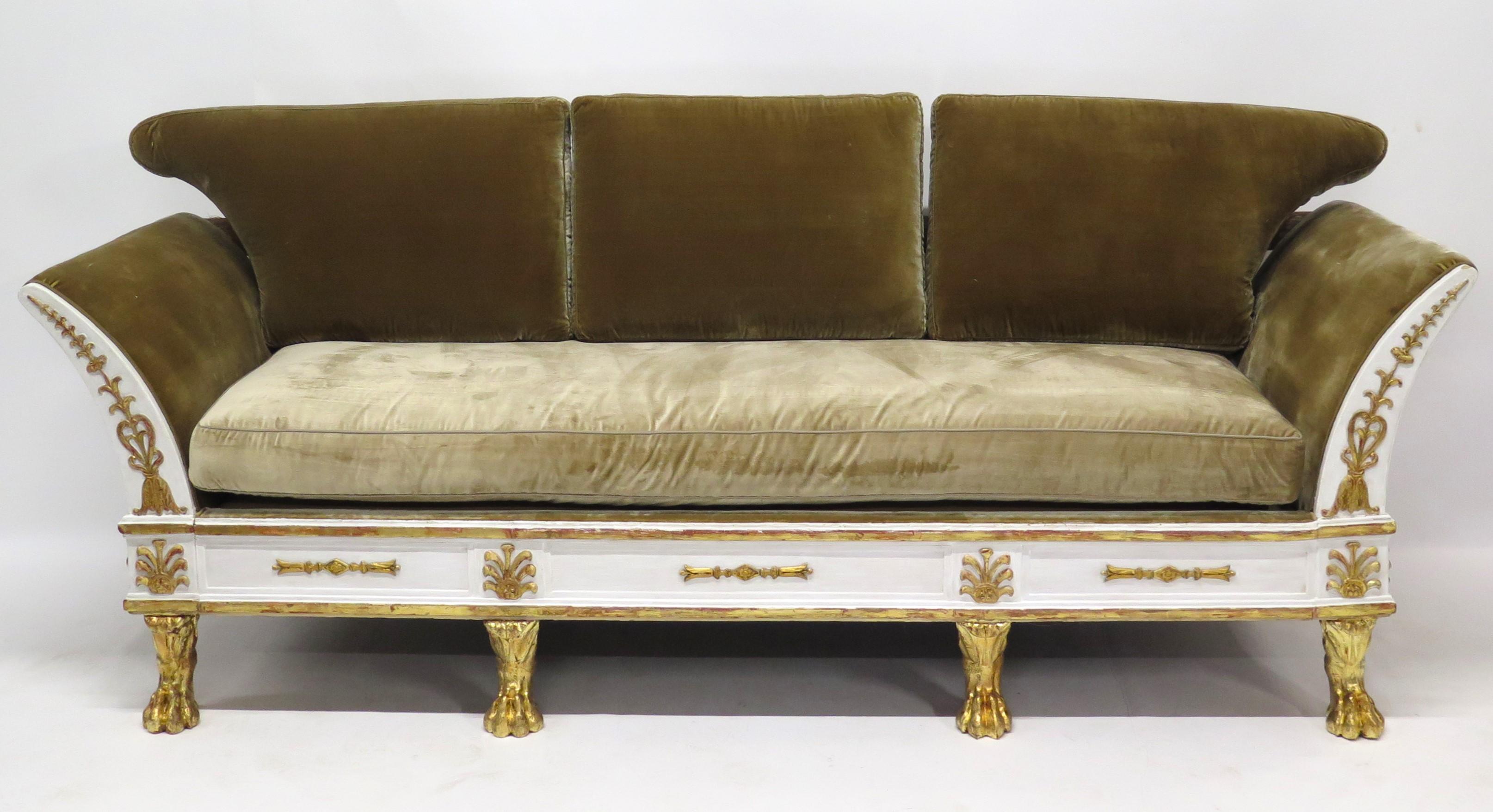 Ein schönes, spätes englisches Regency-Sofa mit vergoldeten Farben und Paketen, mit drei (3) Kissen über der Rückenlehne und mit ausgebreiteten Armen an jedem Ende, es hat ein einzelnes gepolstertes Sitzkissen, das sich über einer getäfelten Schürze
