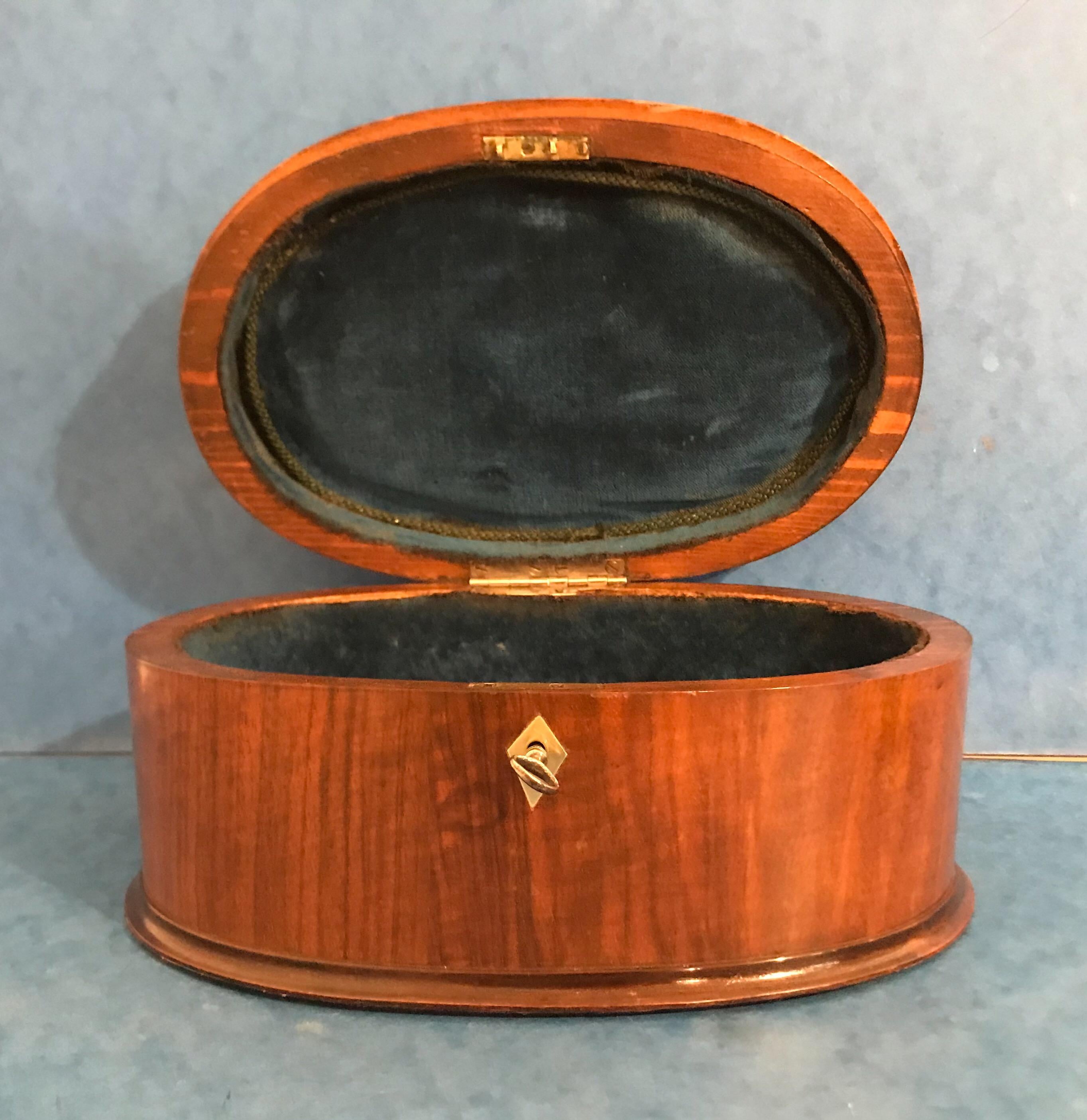 Beautiful Late Victorian 1900 Cross Banded Walnut Oval Box For Sale 4