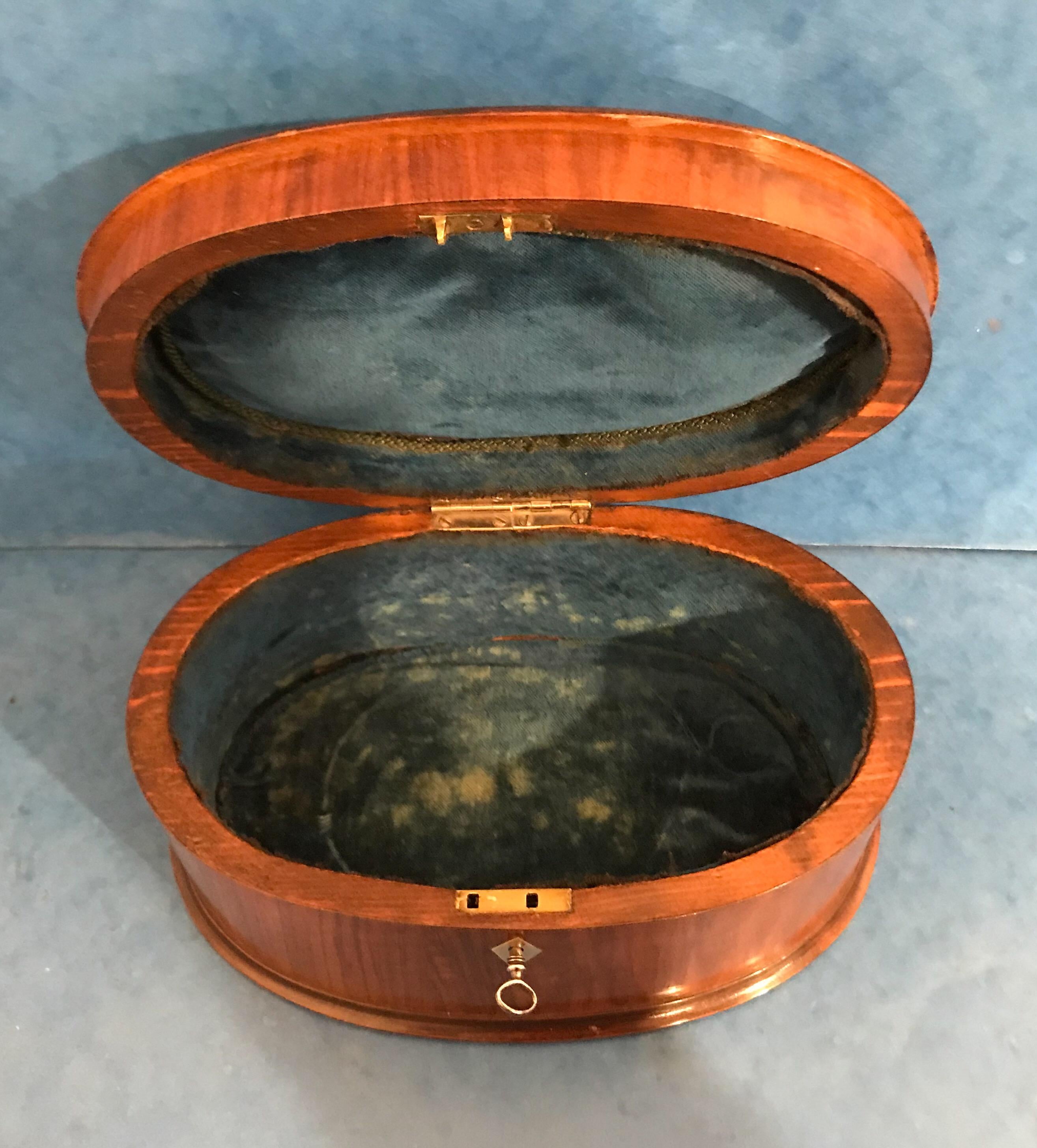 Beautiful Late Victorian 1900 Cross Banded Walnut Oval Box For Sale 5