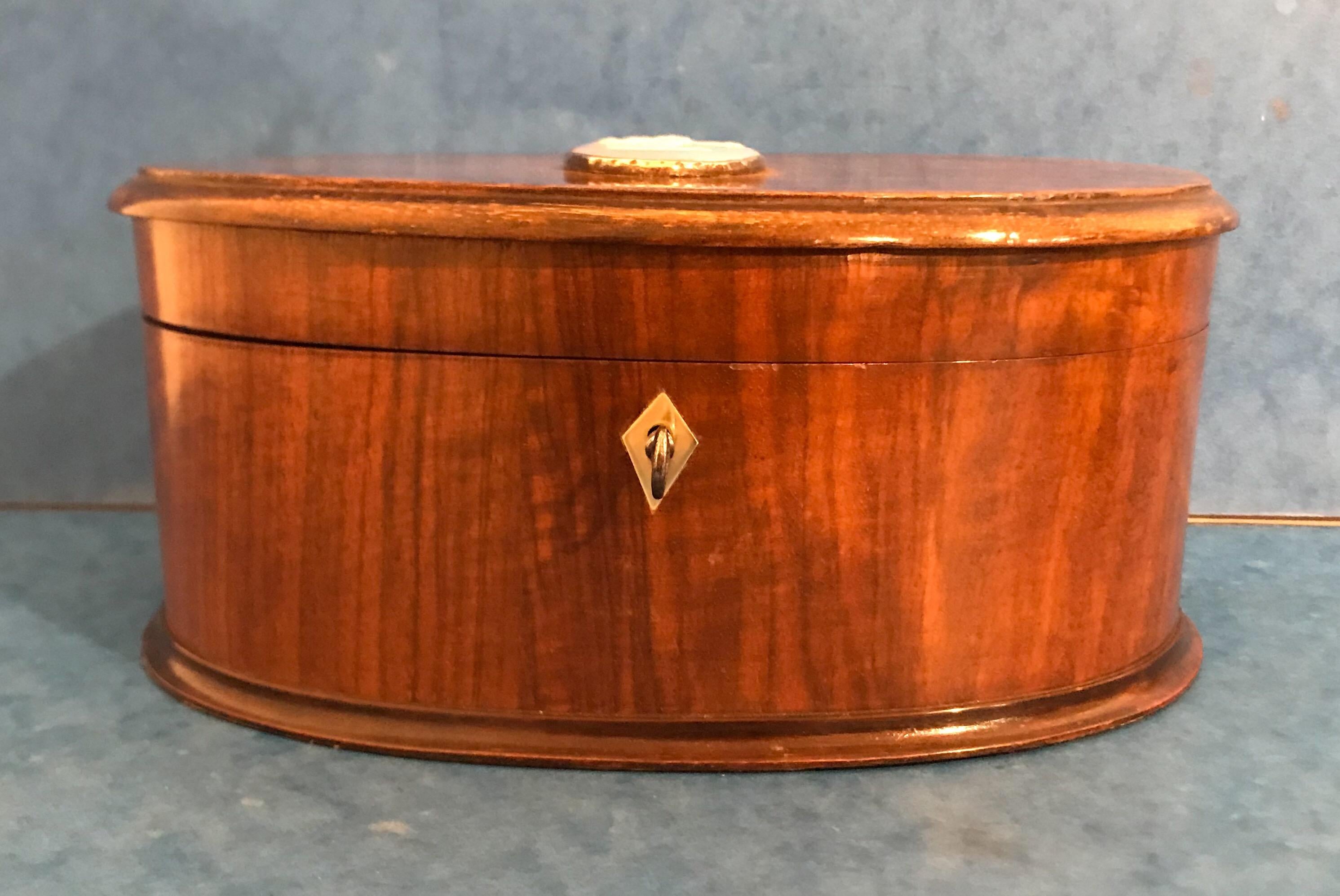 English Beautiful Late Victorian 1900 Cross Banded Walnut Oval Box For Sale