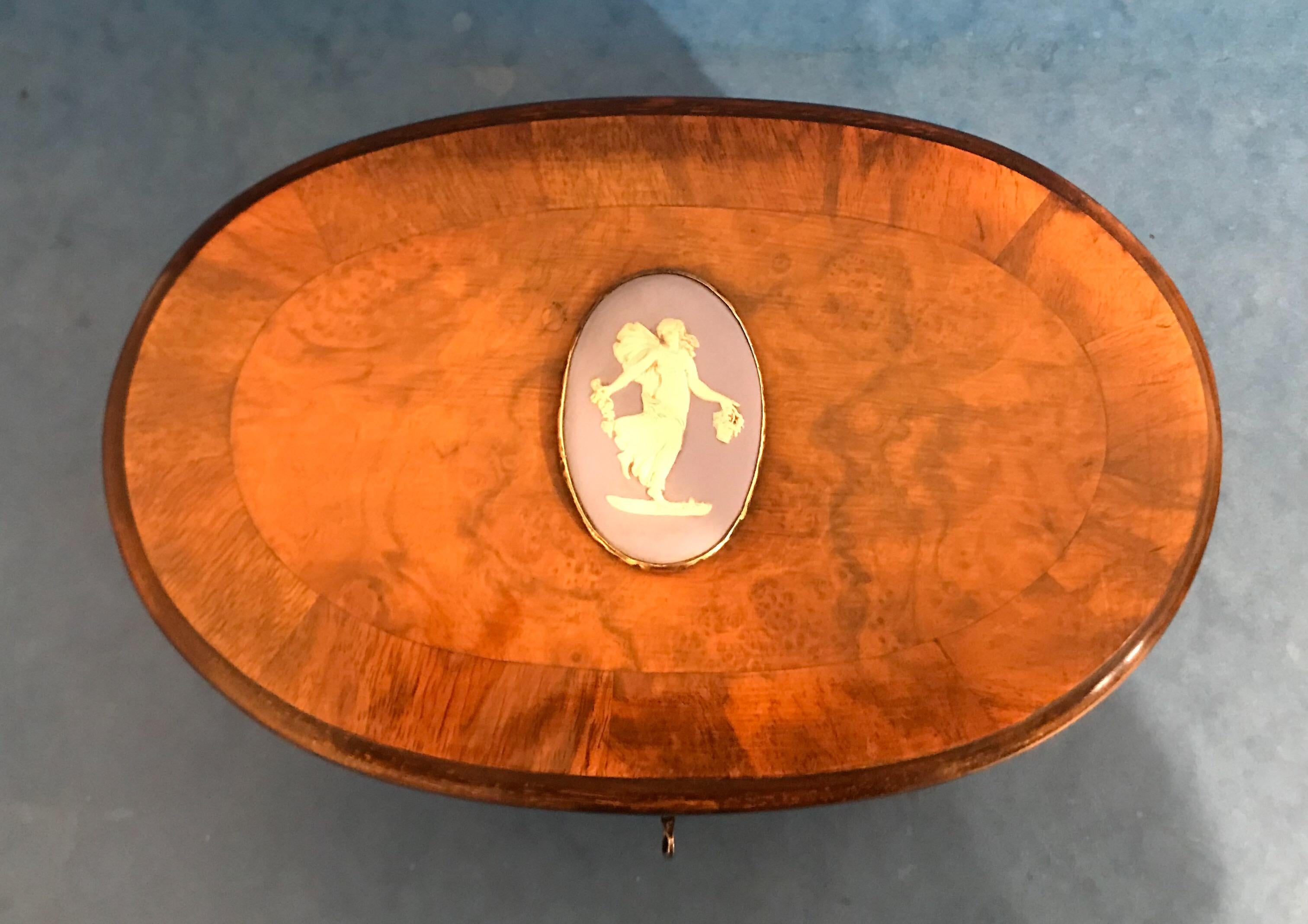 Cross-Banded Beautiful Late Victorian 1900 Cross Banded Walnut Oval Box For Sale