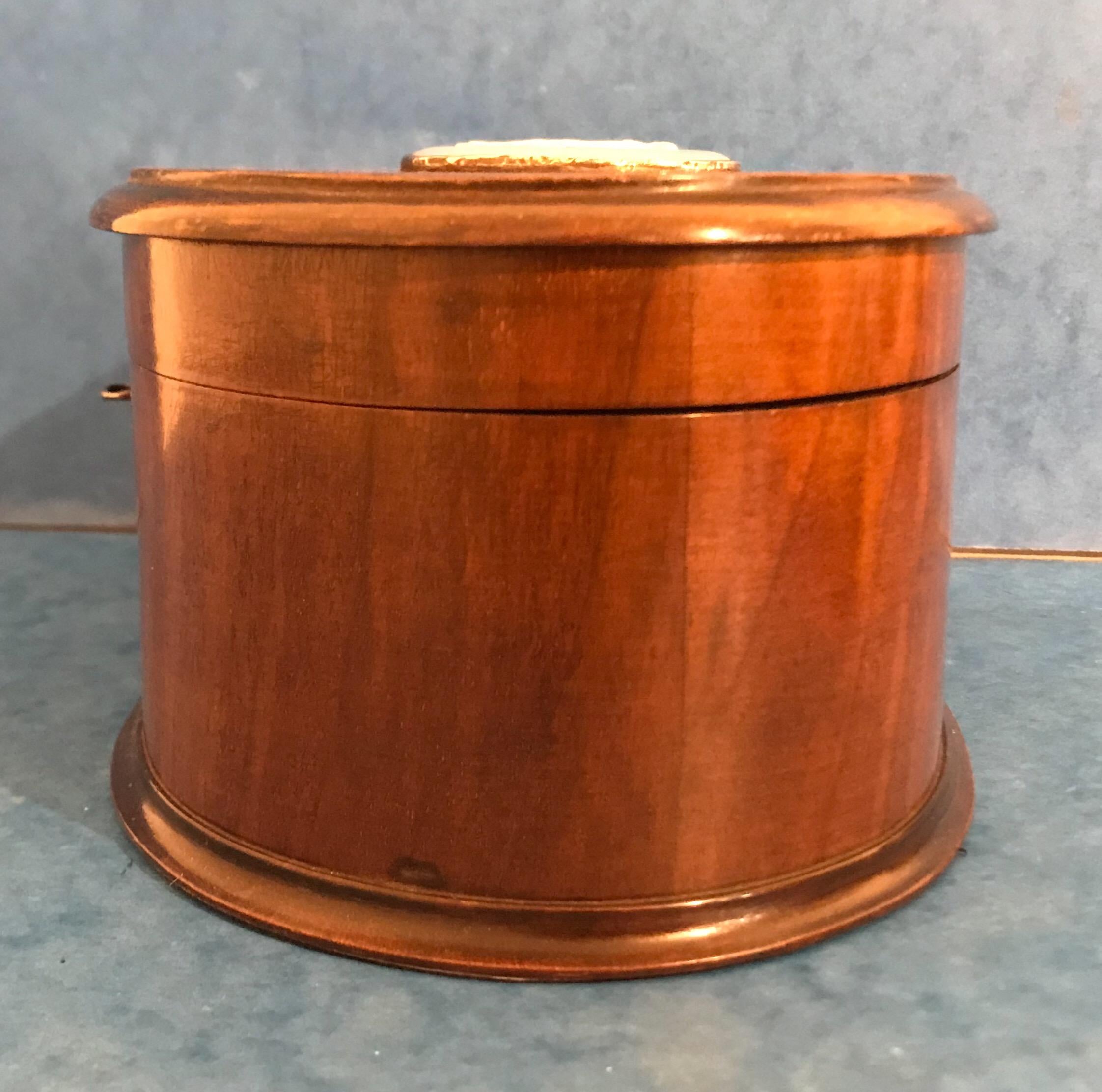 Early 20th Century Beautiful Late Victorian 1900 Cross Banded Walnut Oval Box For Sale