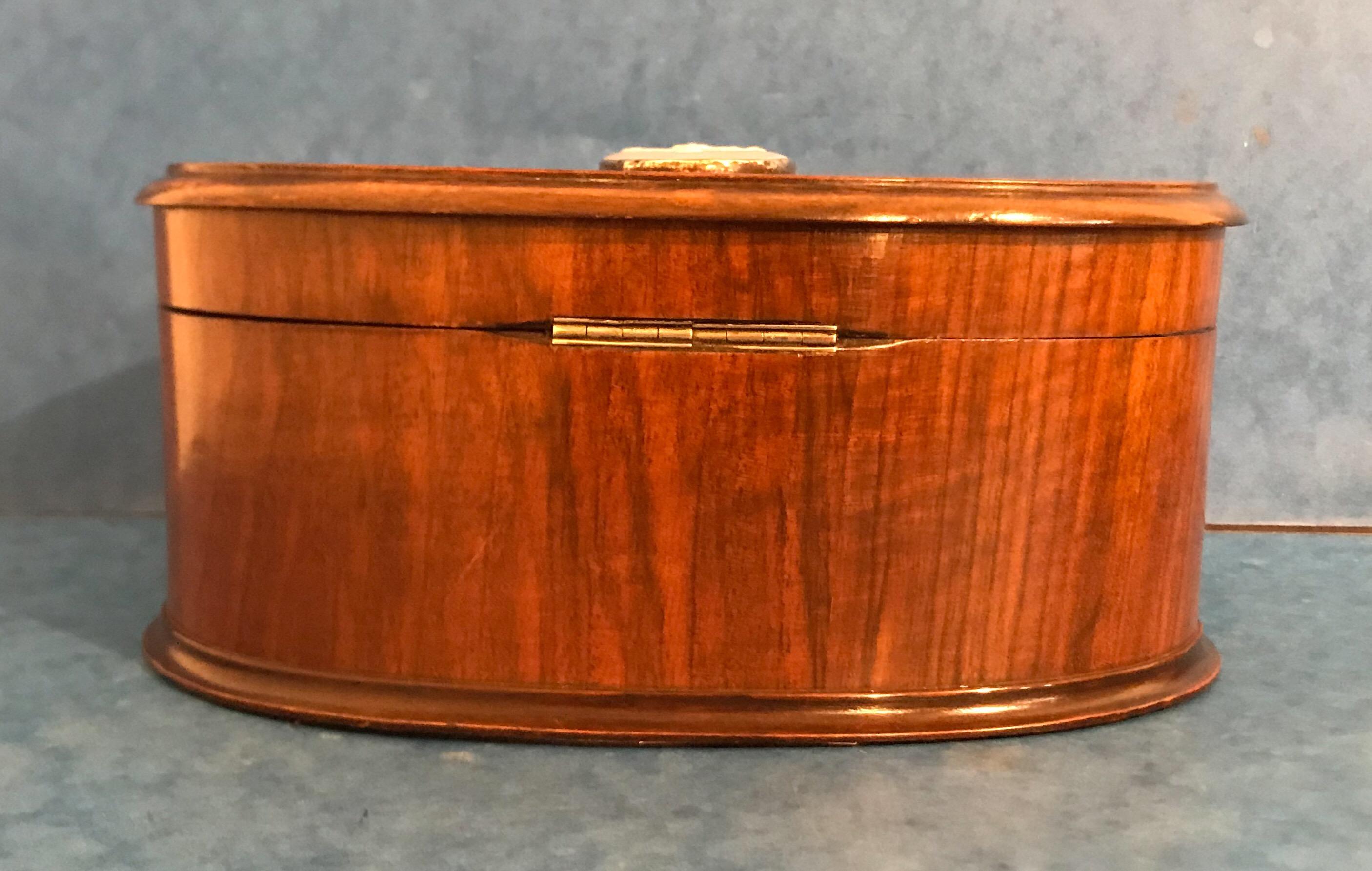 Beautiful Late Victorian 1900 Cross Banded Walnut Oval Box For Sale 1