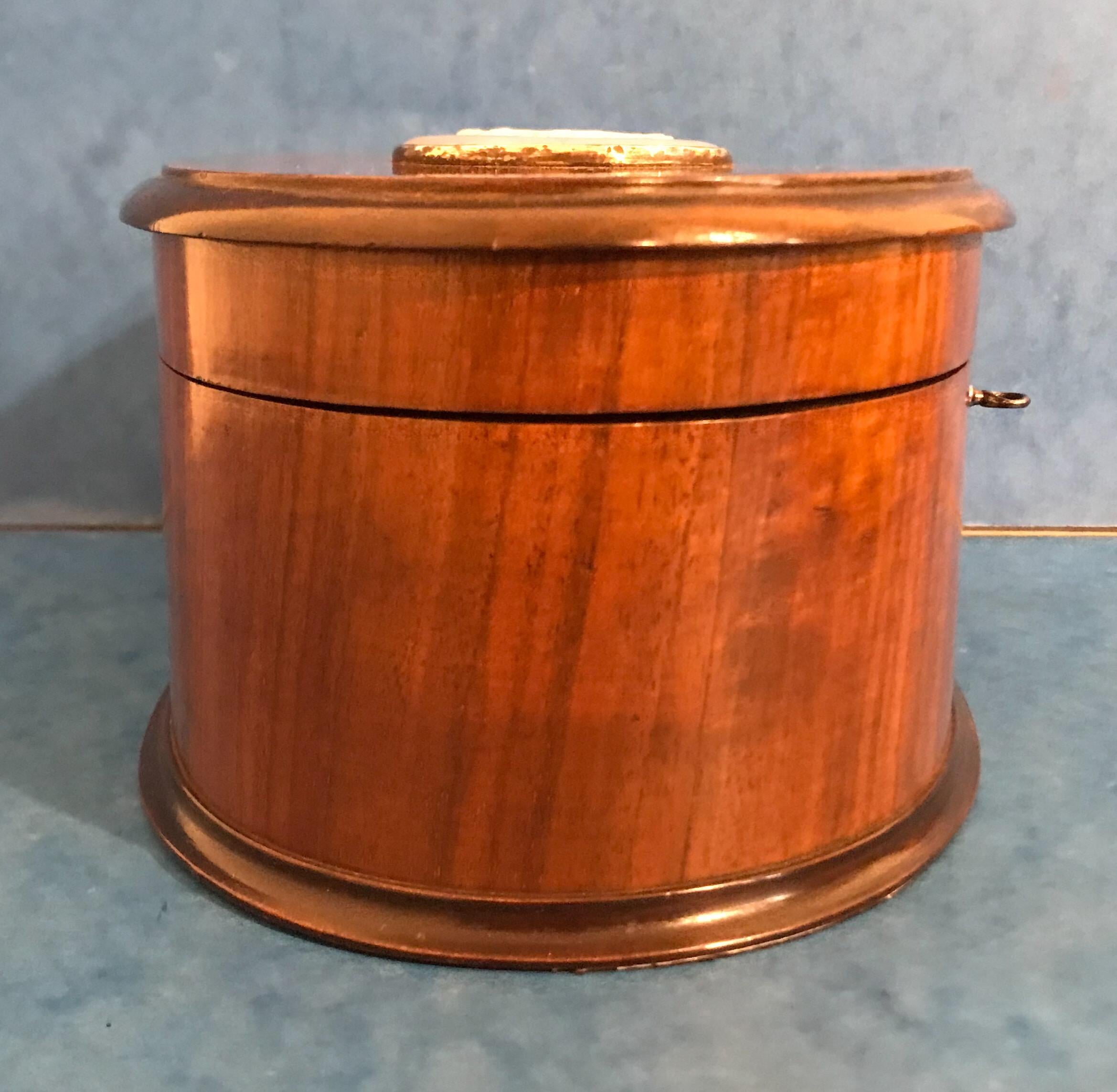 Beautiful Late Victorian 1900 Cross Banded Walnut Oval Box For Sale 2