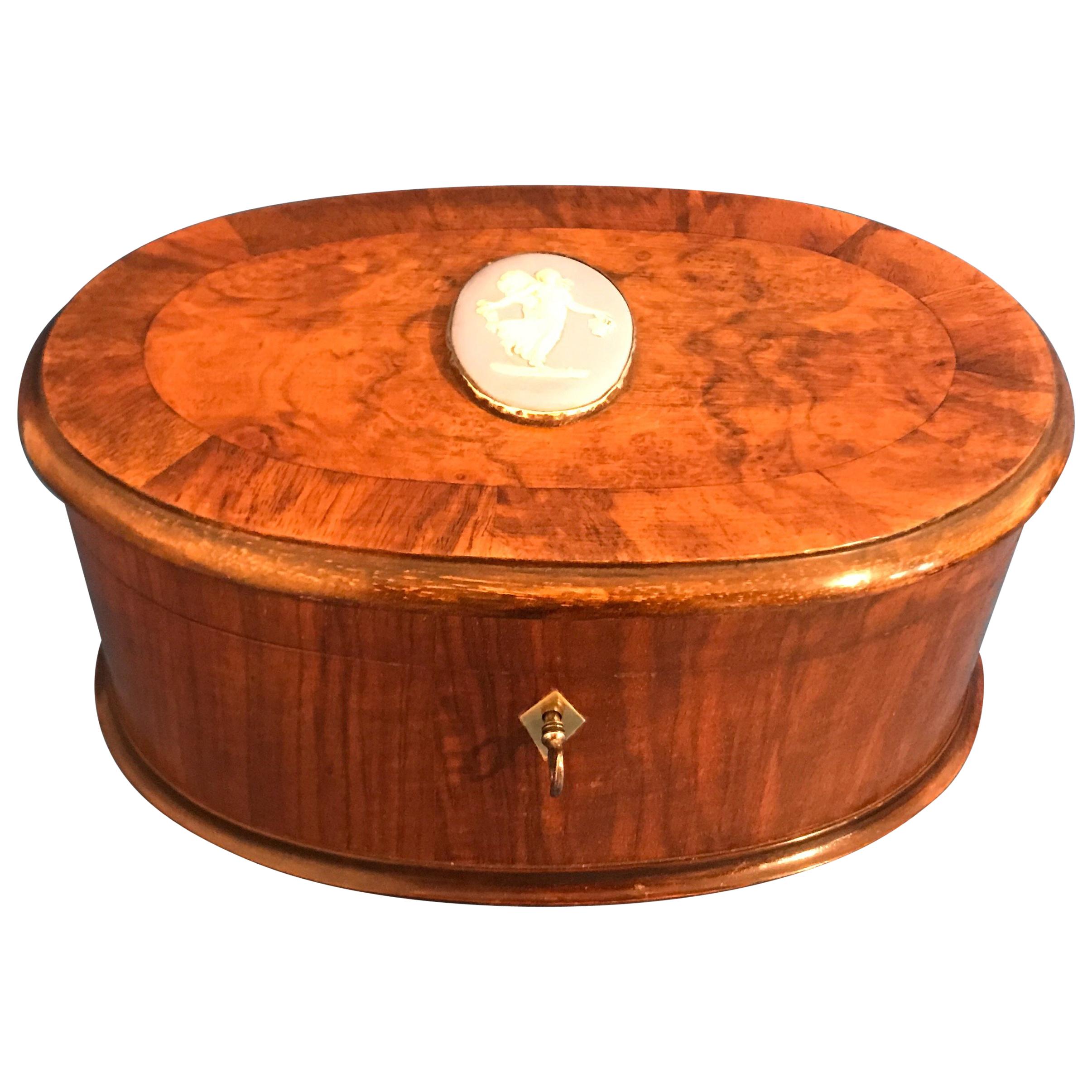 Beautiful Late Victorian 1900 Cross Banded Walnut Oval Box For Sale