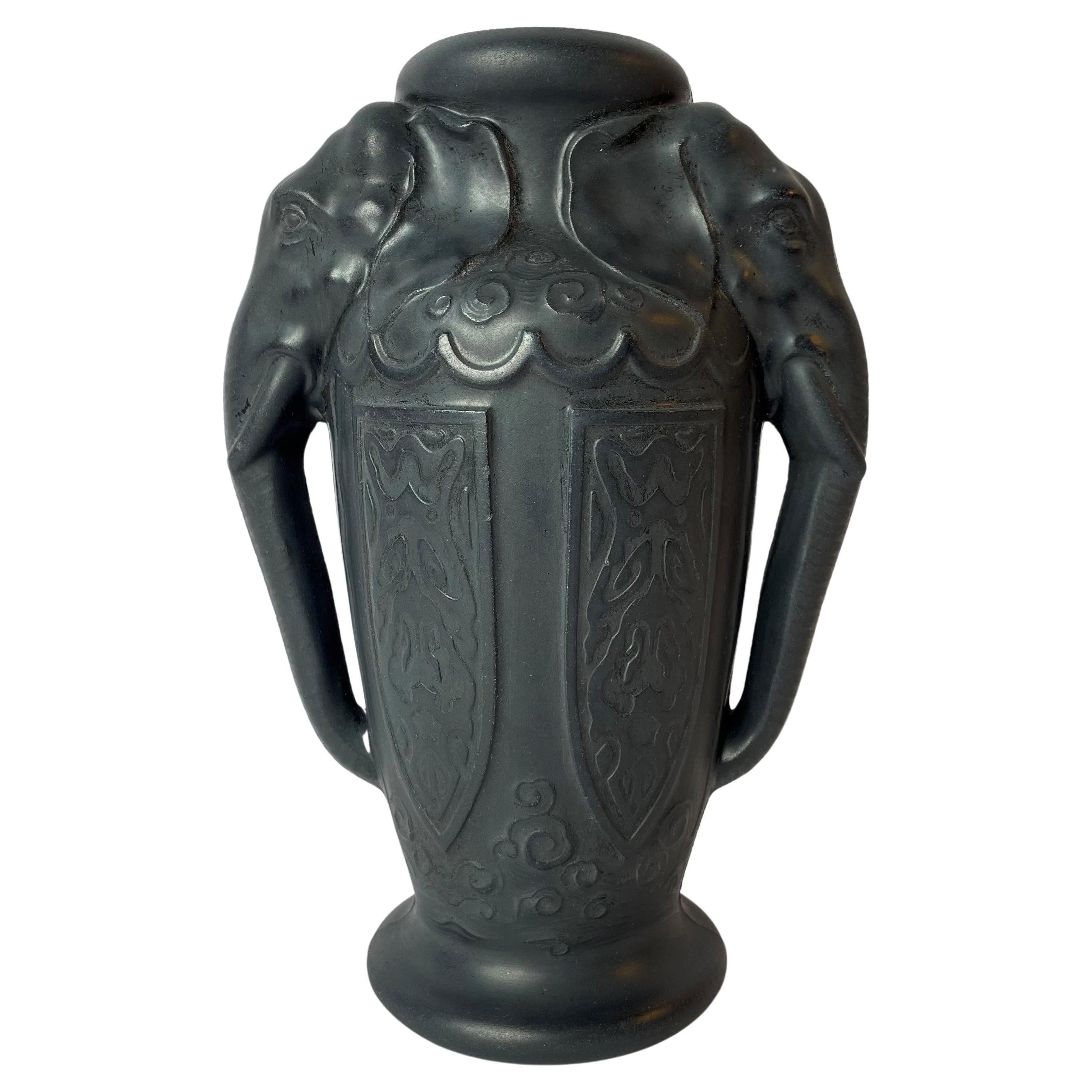 Magnifique vase en lavanite décoré d'éléphants, Art Nouveau, circa 1910