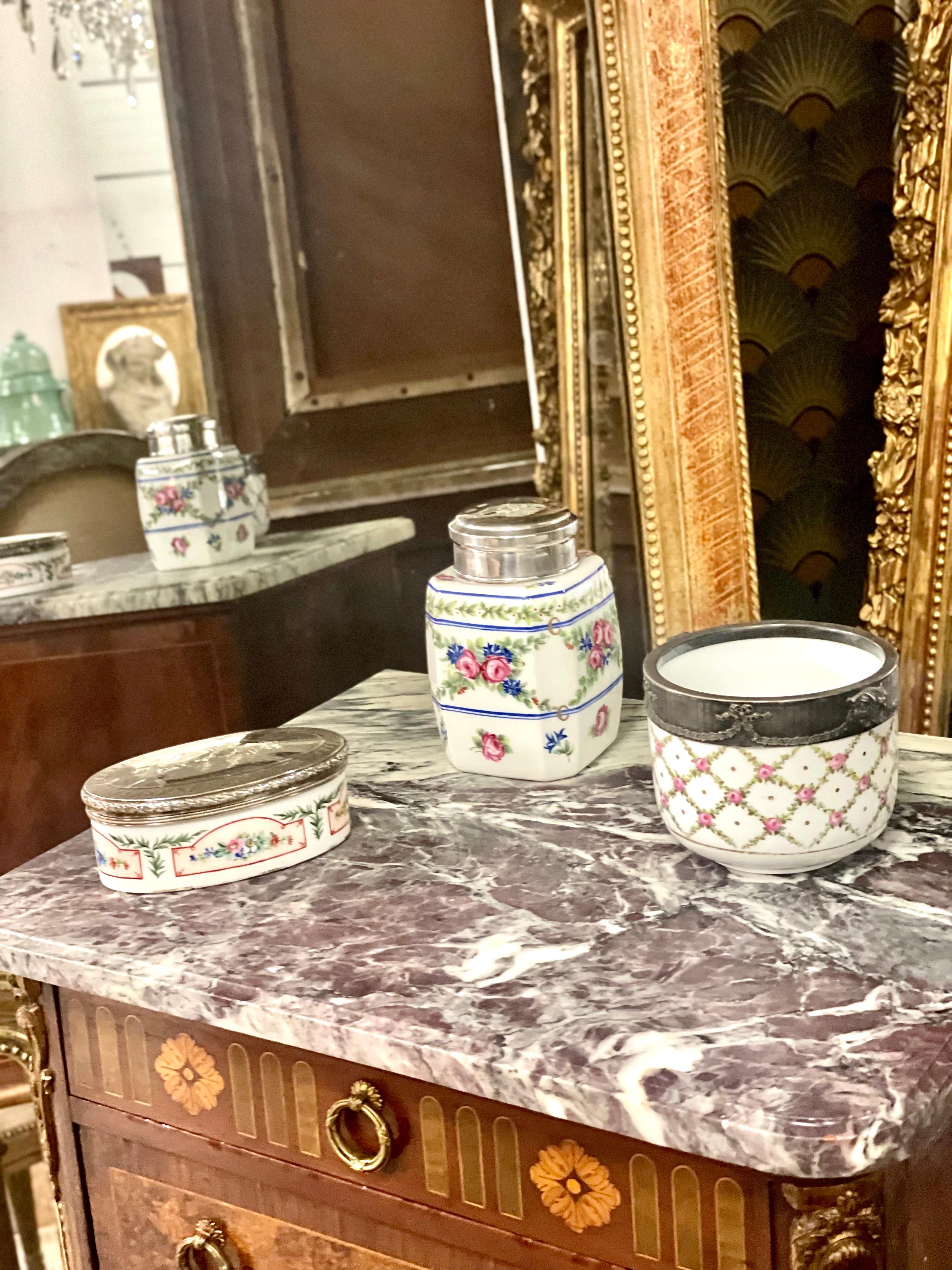 Cache-pot de style Louis XVI en porcelaine et argent en vente 3