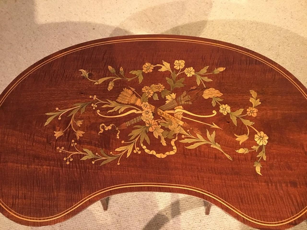 Beautiful Mahogany and Marquetry Inlaid Edwardian Period Kidney Shaped Table In Good Condition For Sale In Darwen, GB