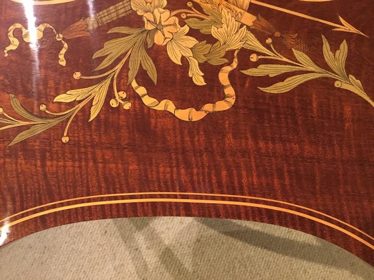 Beautiful Mahogany and Marquetry Inlaid Edwardian Period Kidney Shaped Table For Sale 5