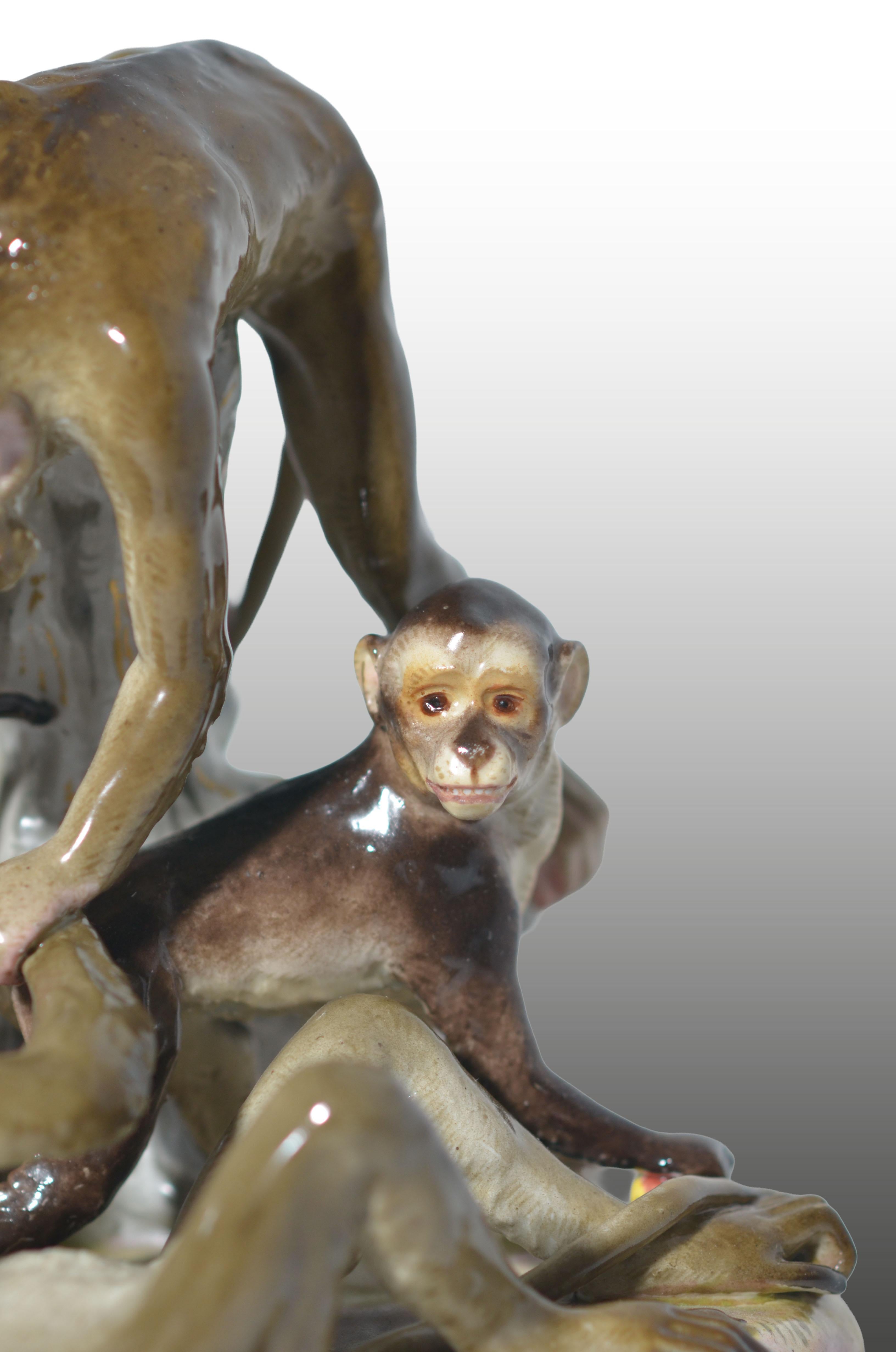 Un bellissimo gruppo di scimmie in Meissen Porcelain con riflessi dorati in vendita 2