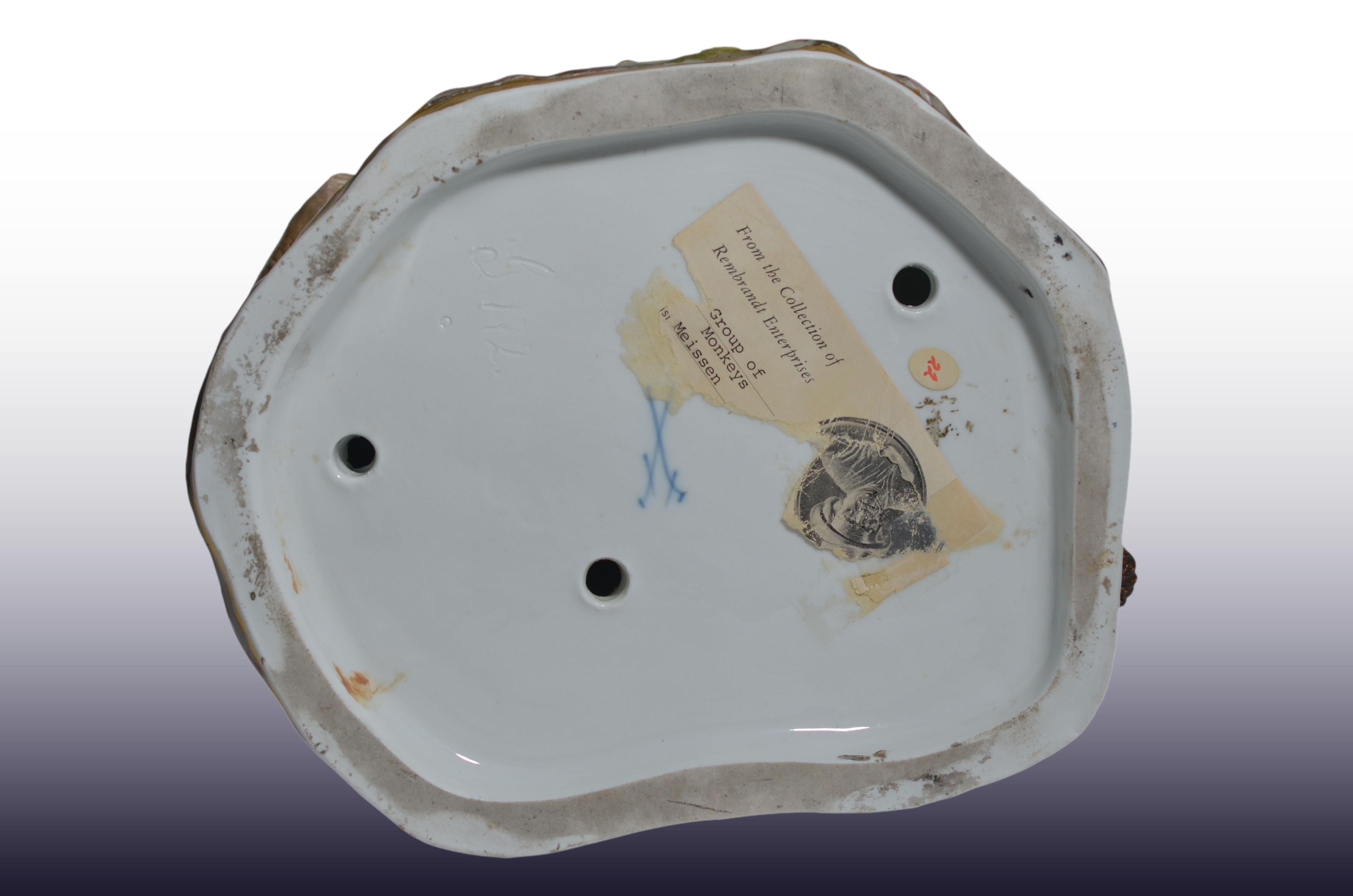 Un bellissimo gruppo di scimmie in Meissen Porcelain con riflessi dorati in vendita 3