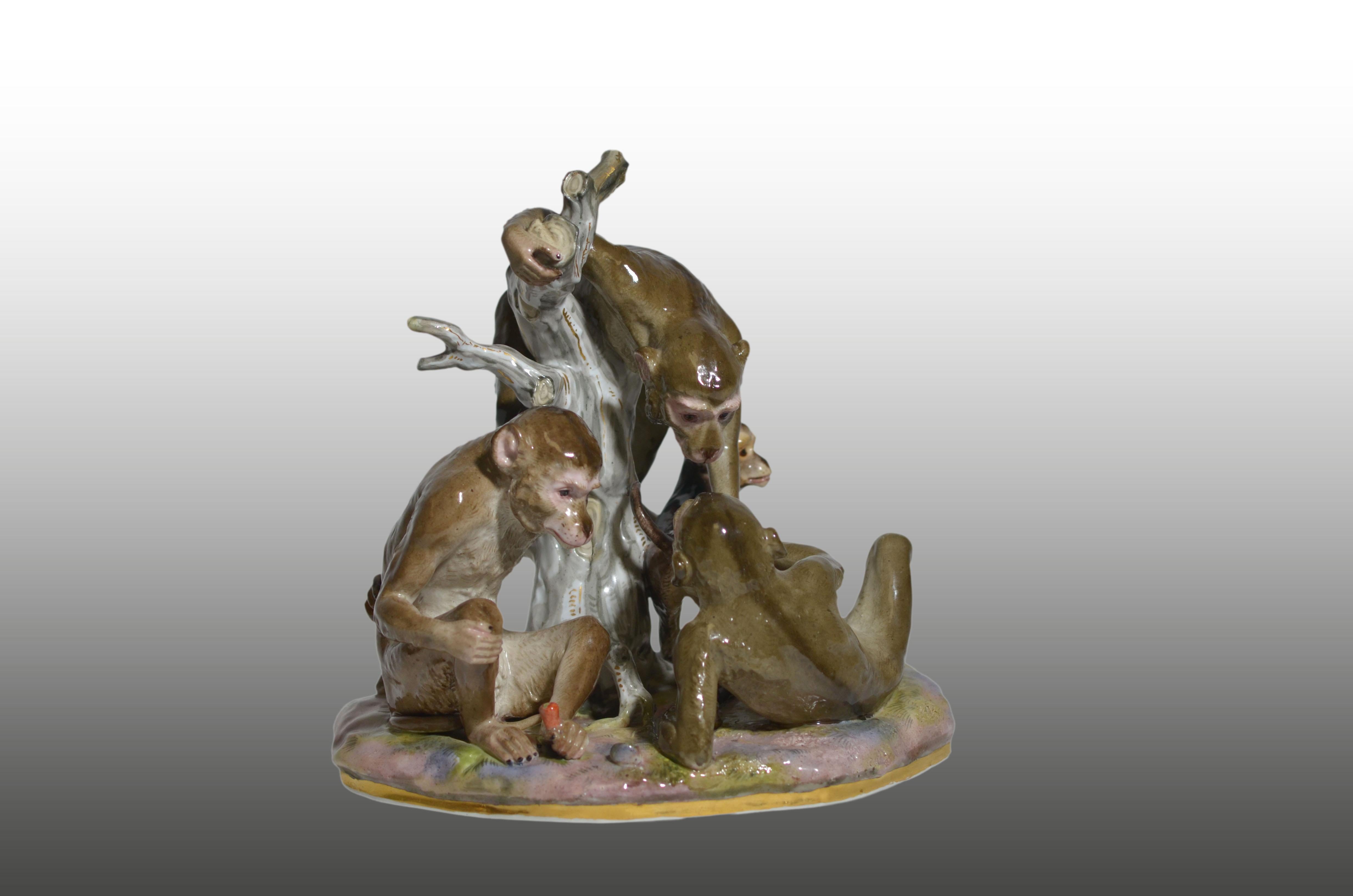 Un bellissimo gruppo di scimmie di Meissen Porcelain che si arrampicano su un albero con riflessi dorati.  Un gruppo figurato di Meissen Porcelain che raffigura una famiglia di scimmie riunite intorno a un albero centrale. Il gruppo è disposto su
