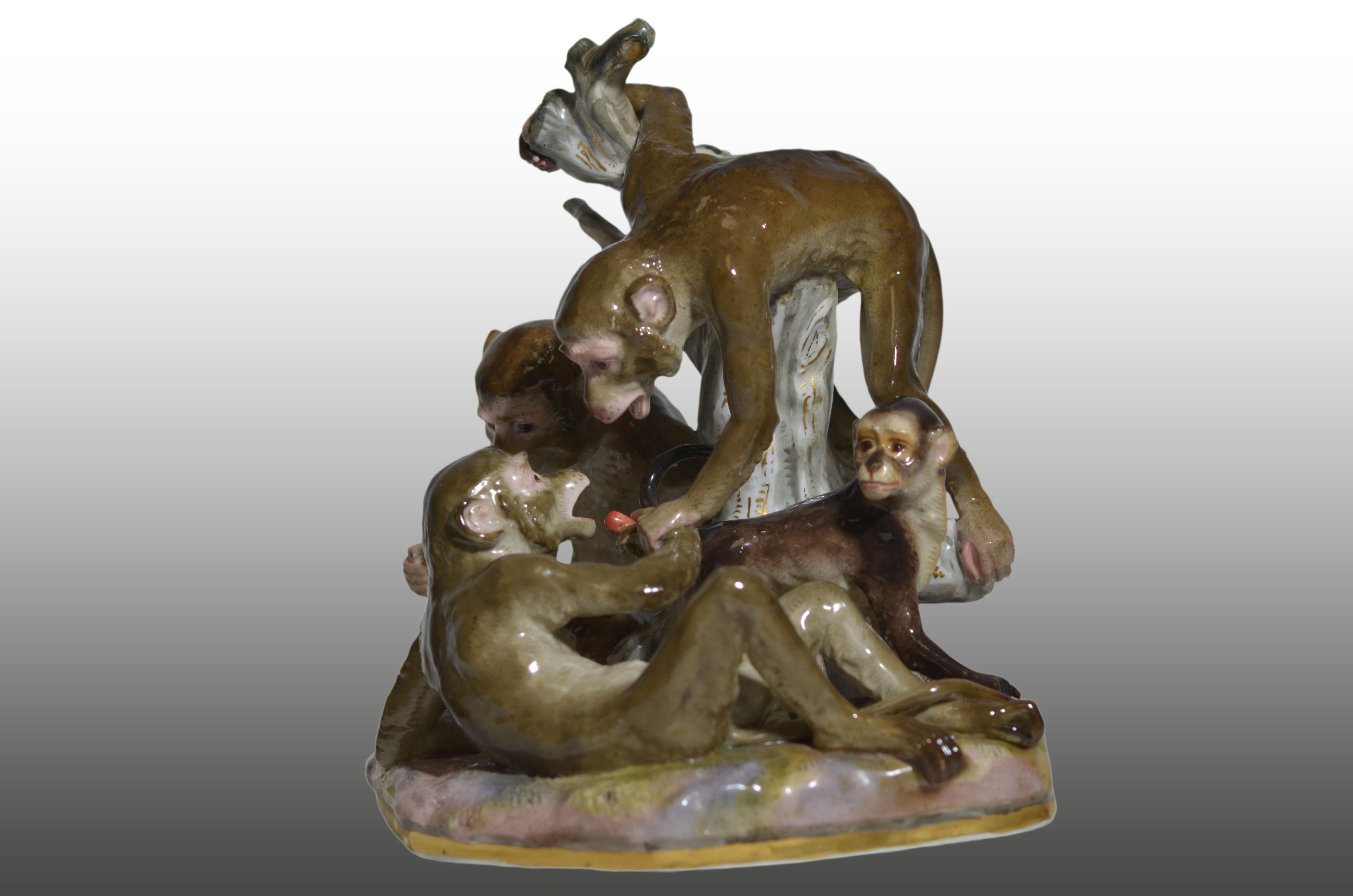 Rococò Un bellissimo gruppo di scimmie in Meissen Porcelain con riflessi dorati in vendita