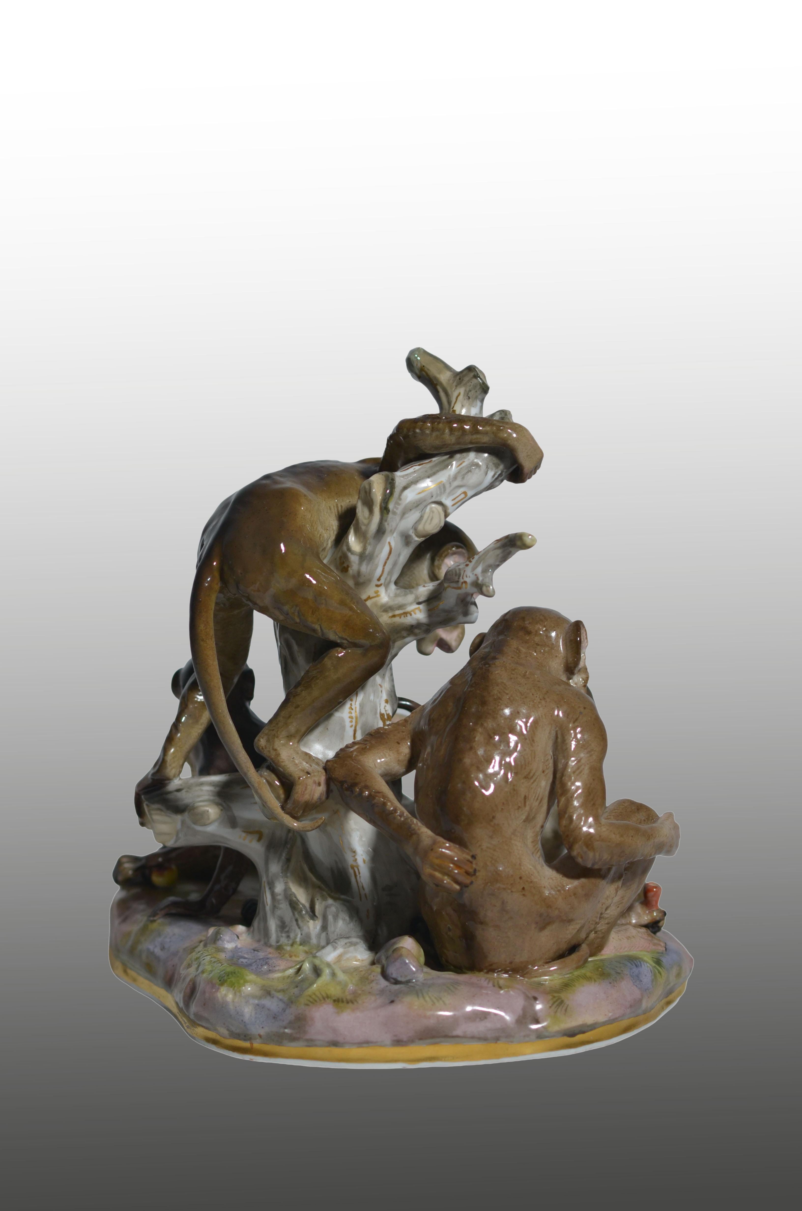 Tedesco Un bellissimo gruppo di scimmie in Meissen Porcelain con riflessi dorati in vendita