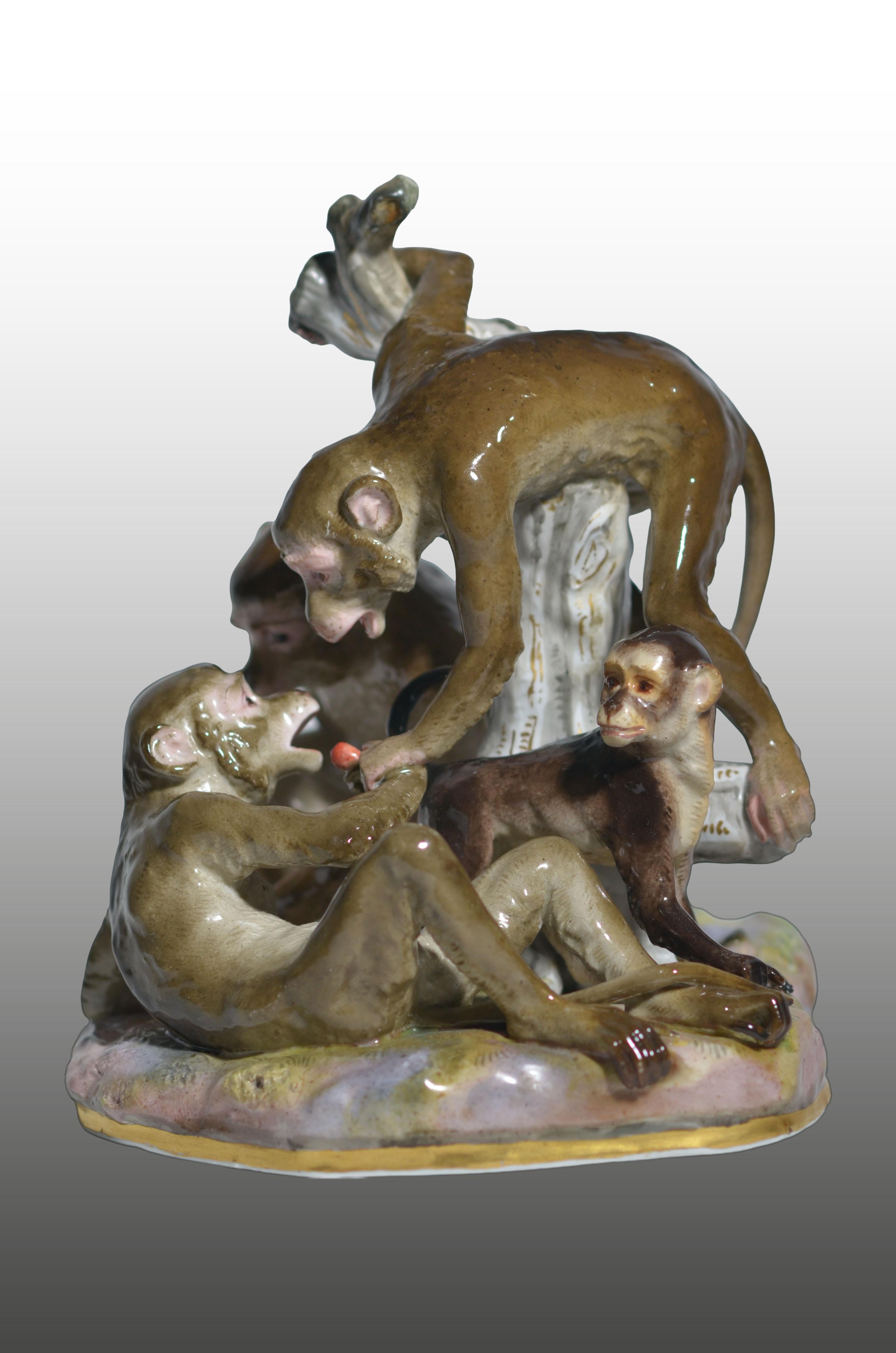 Smaltato Un bellissimo gruppo di scimmie in Meissen Porcelain con riflessi dorati in vendita