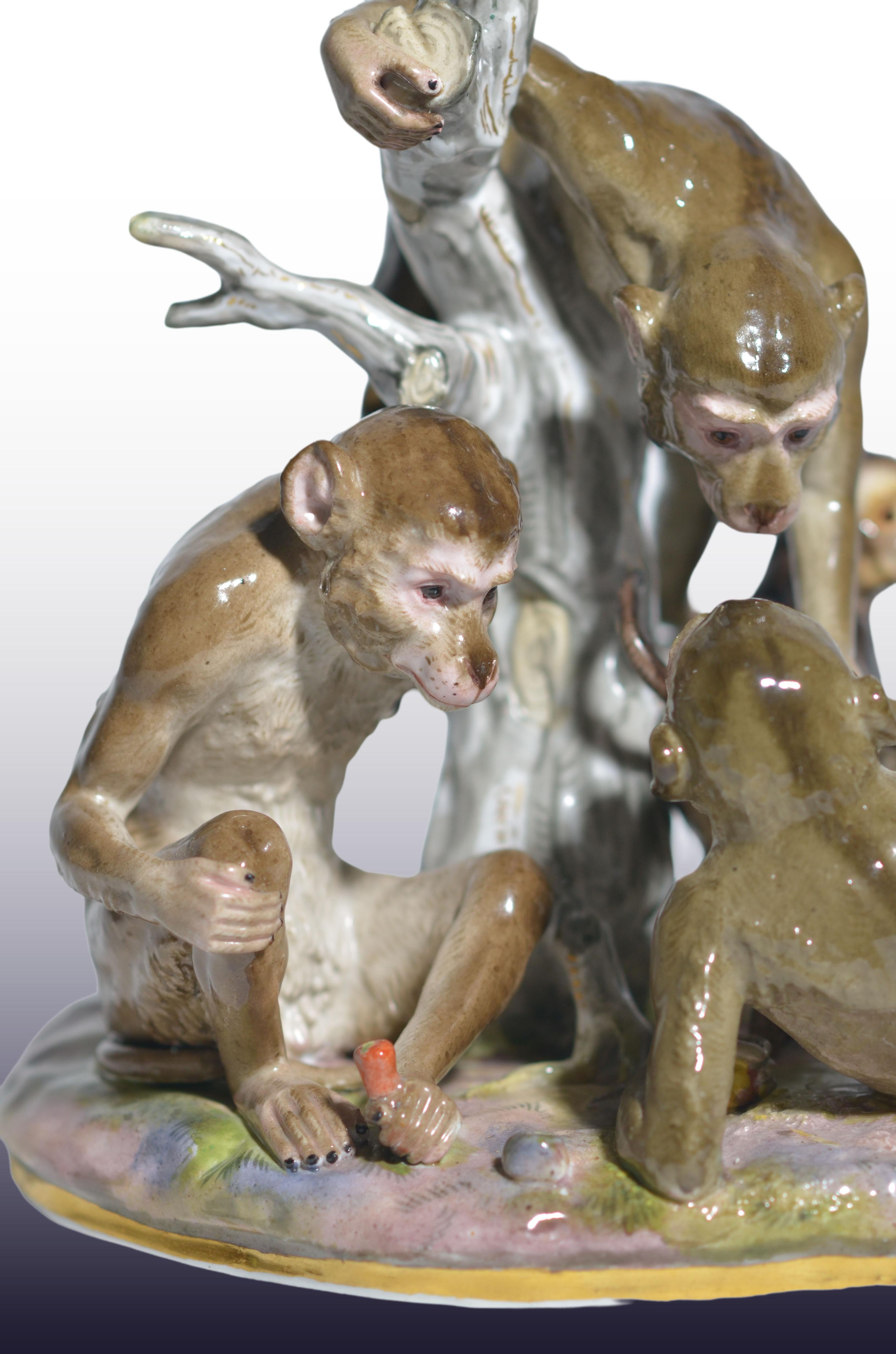 Un bellissimo gruppo di scimmie in Meissen Porcelain con riflessi dorati In condizioni buone in vendita a New York, NY