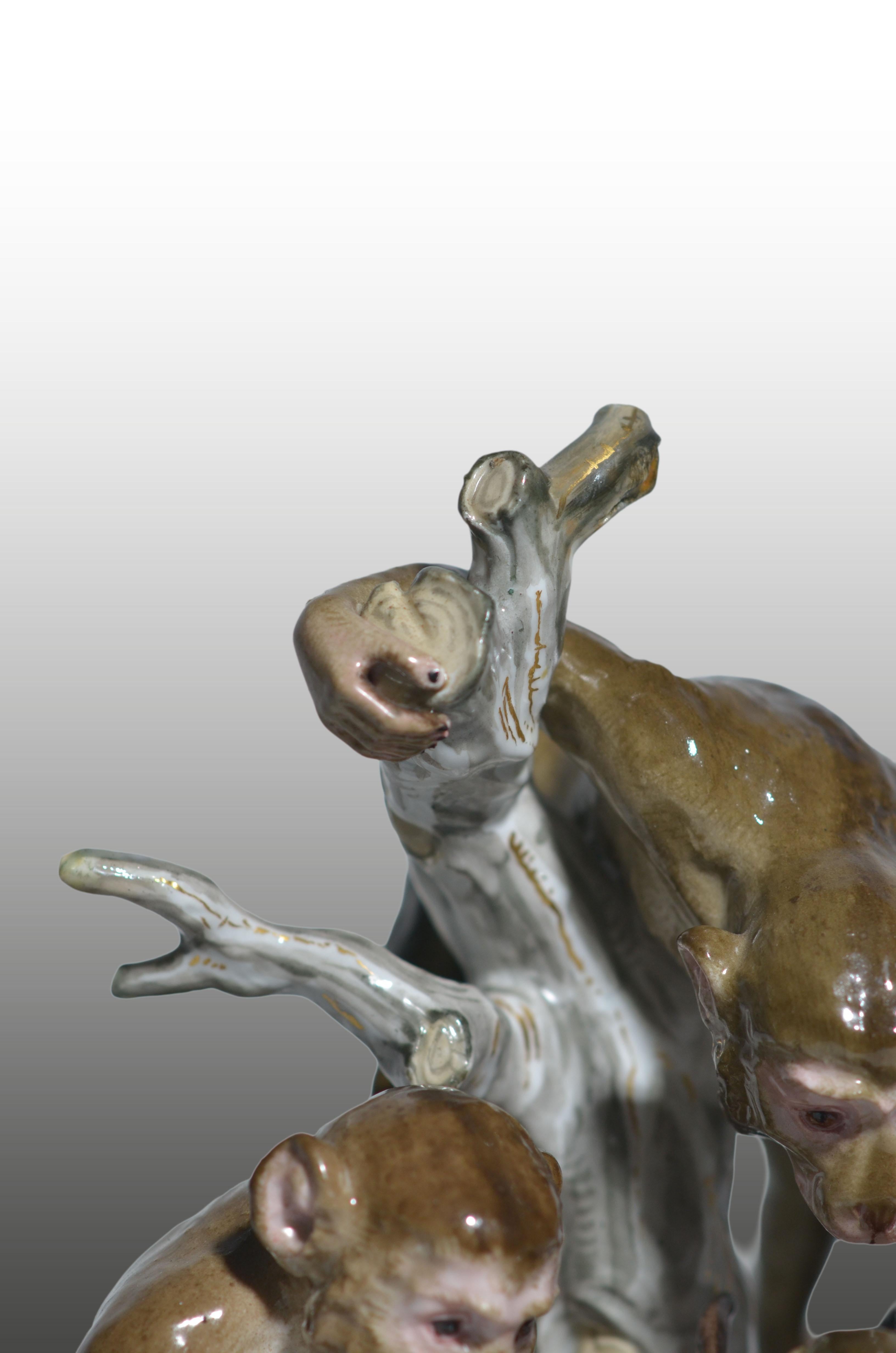 Porcellana Un bellissimo gruppo di scimmie in Meissen Porcelain con riflessi dorati in vendita