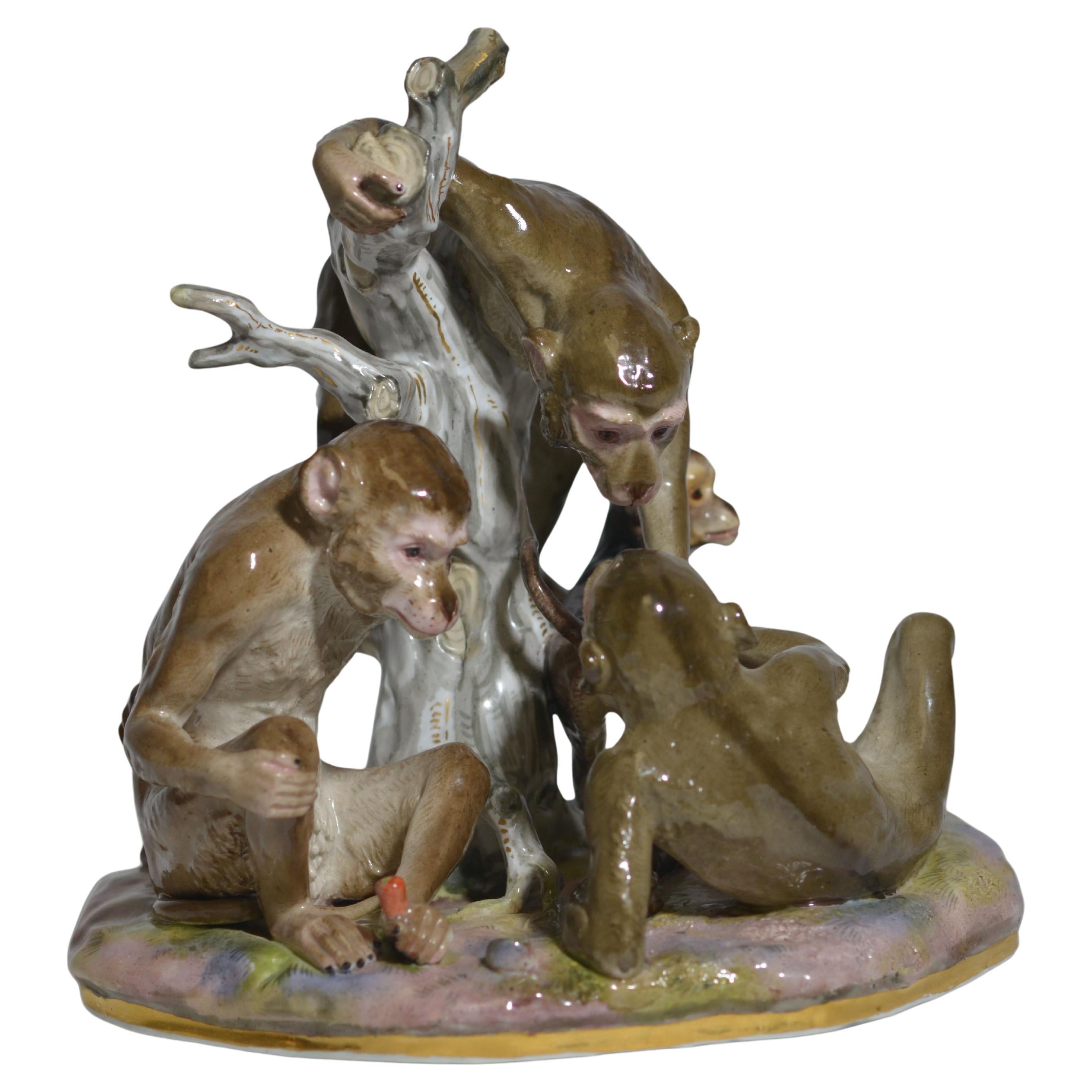Un bellissimo gruppo di scimmie in Meissen Porcelain con riflessi dorati