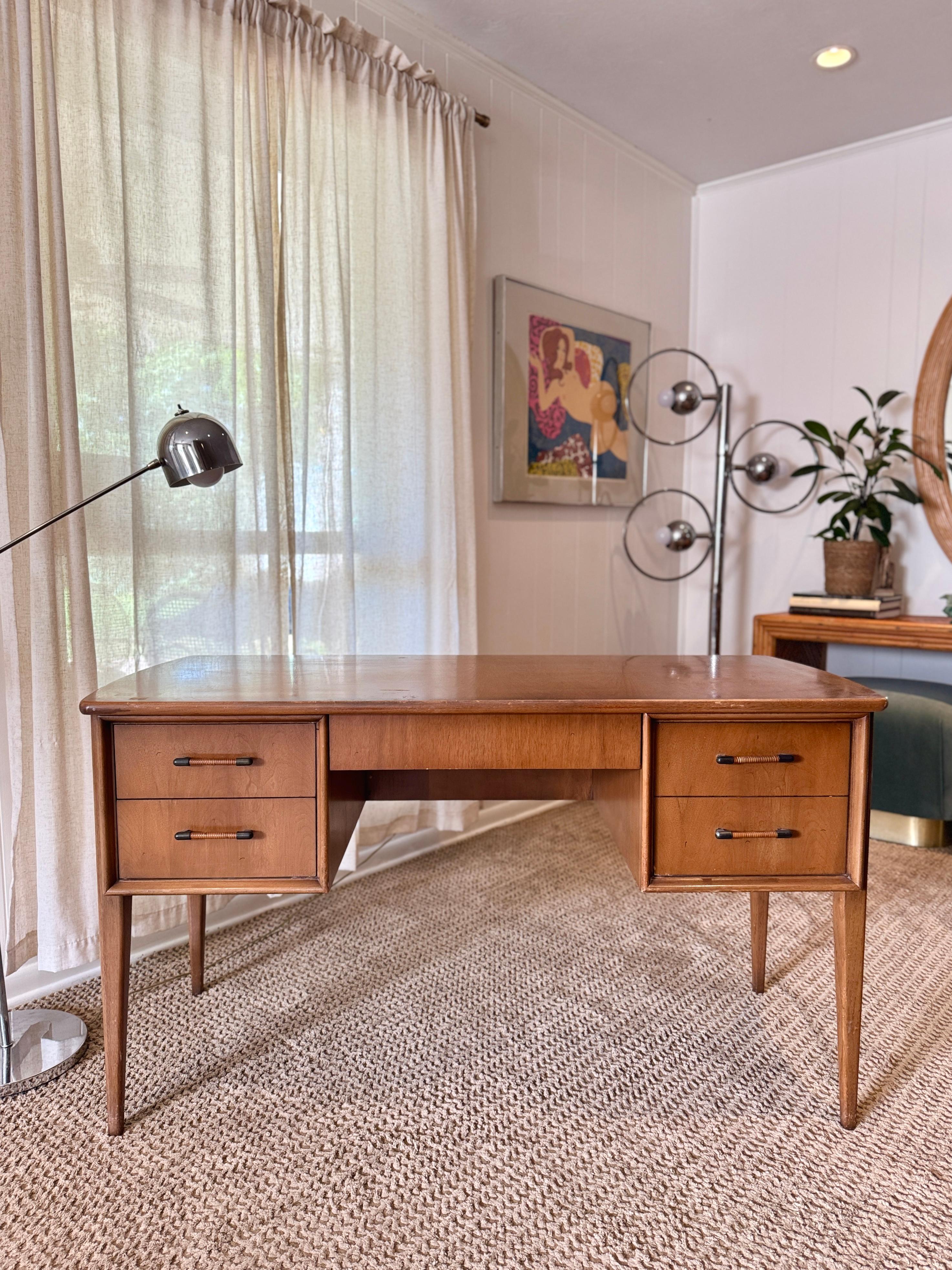 Un precioso escritorio moderno de mediados de siglo en nogal claro, hacia la década de 1960 en venta 7