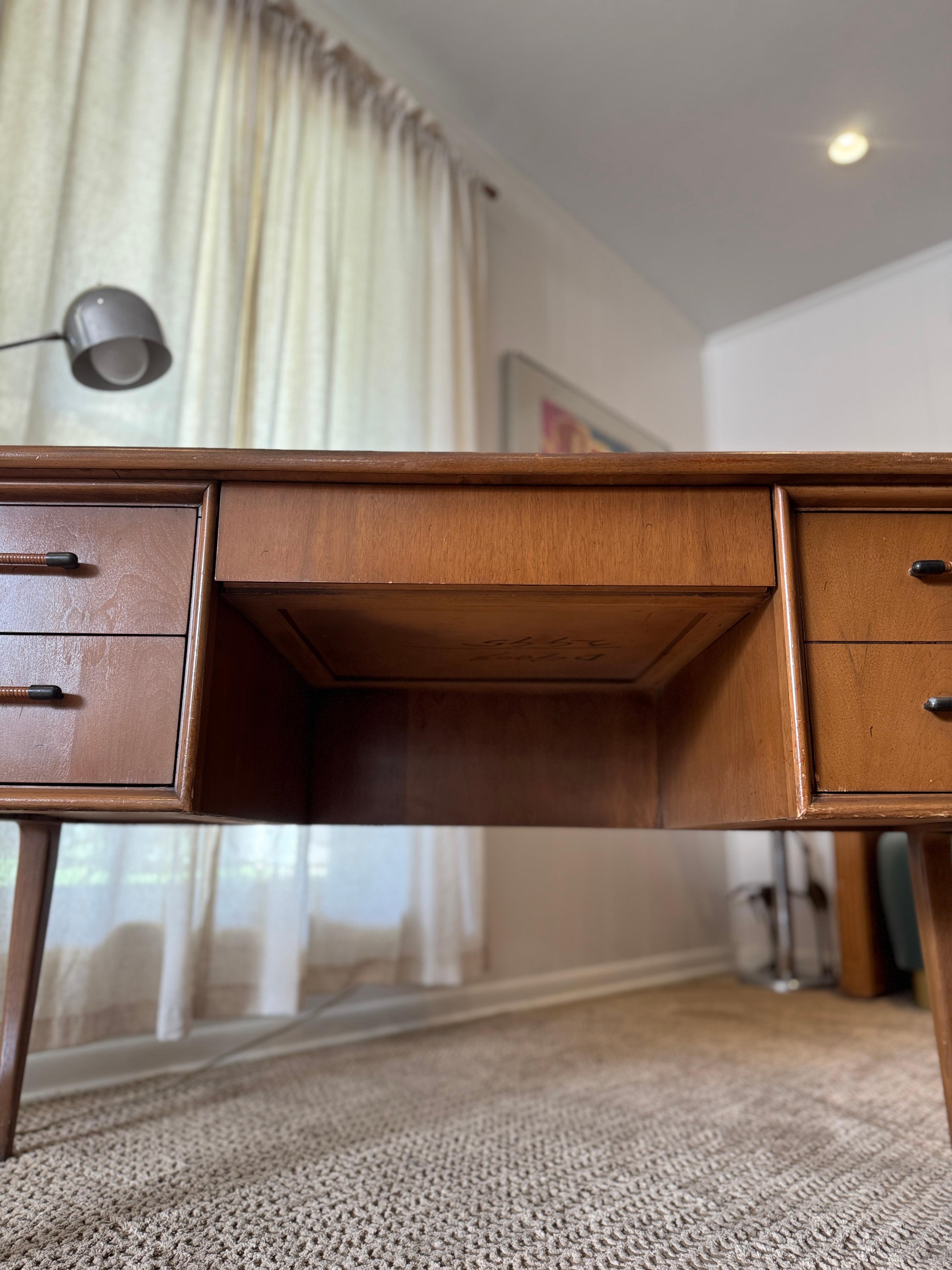 Un precioso escritorio moderno de mediados de siglo en nogal claro, hacia la década de 1960 en venta 8